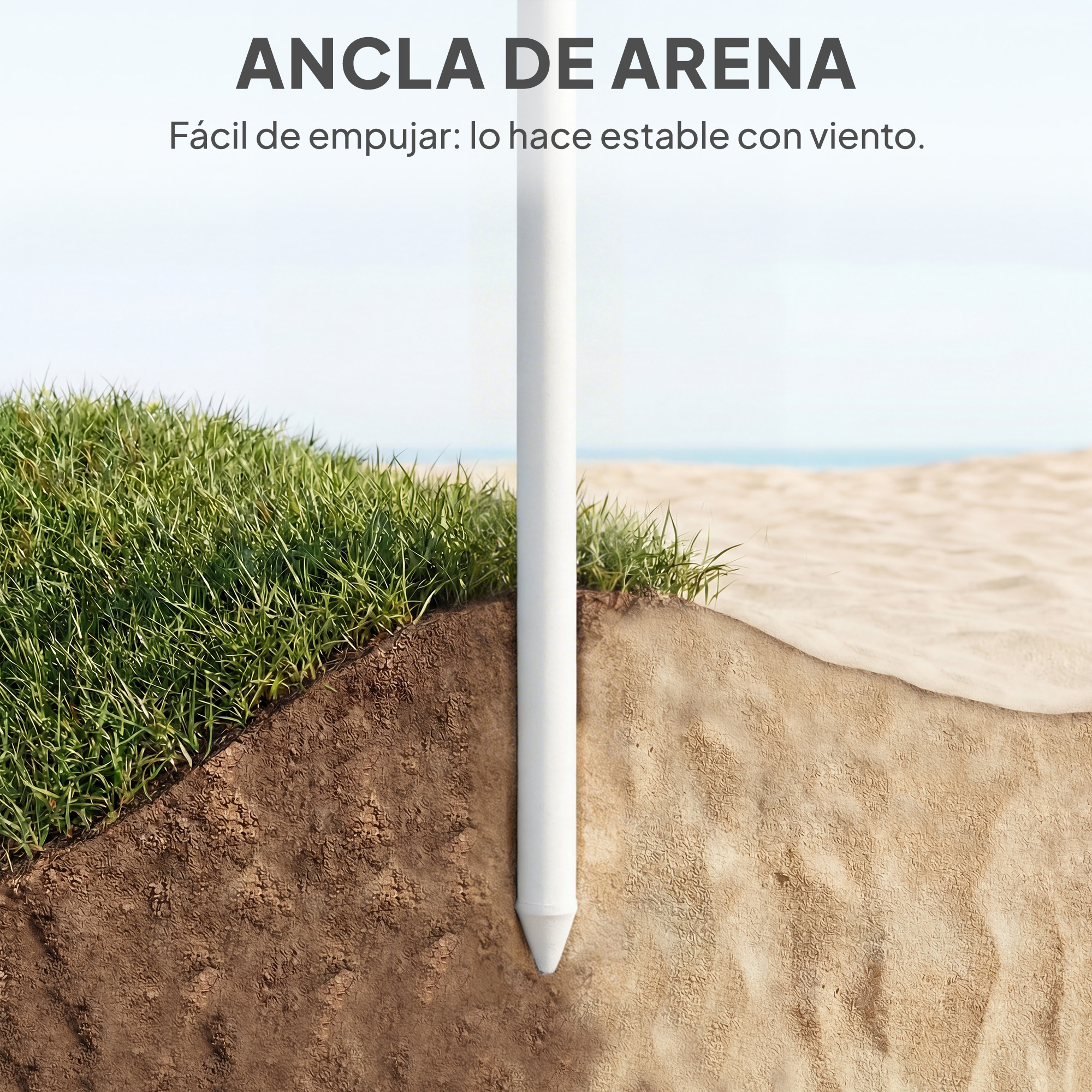 Un poste blanco clavado en el suelo, mitad césped, mitad arena. Mar al fondo.