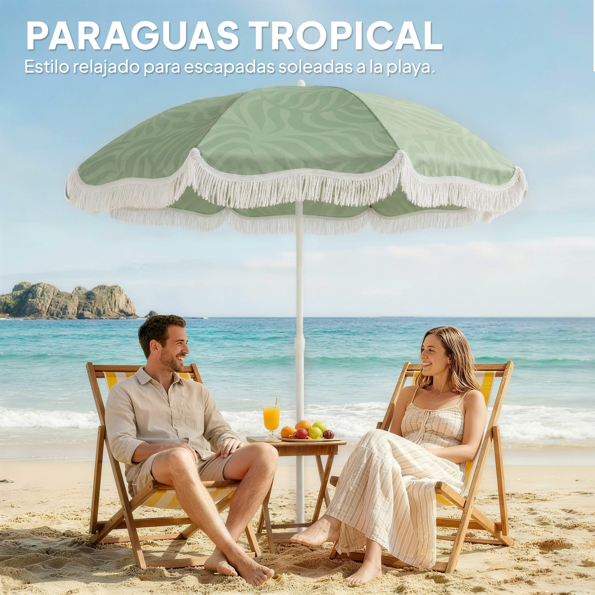 Pareja sentada bajo sombrilla verde en playa con mar de fondo.