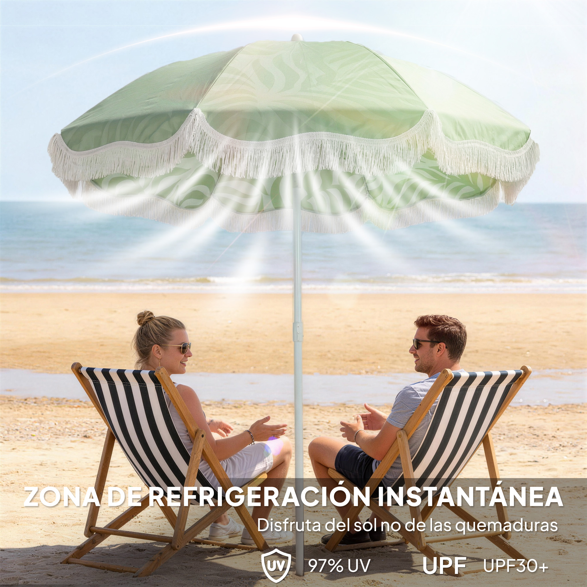 Una pareja se relaja en la playa bajo una sombrilla verde.