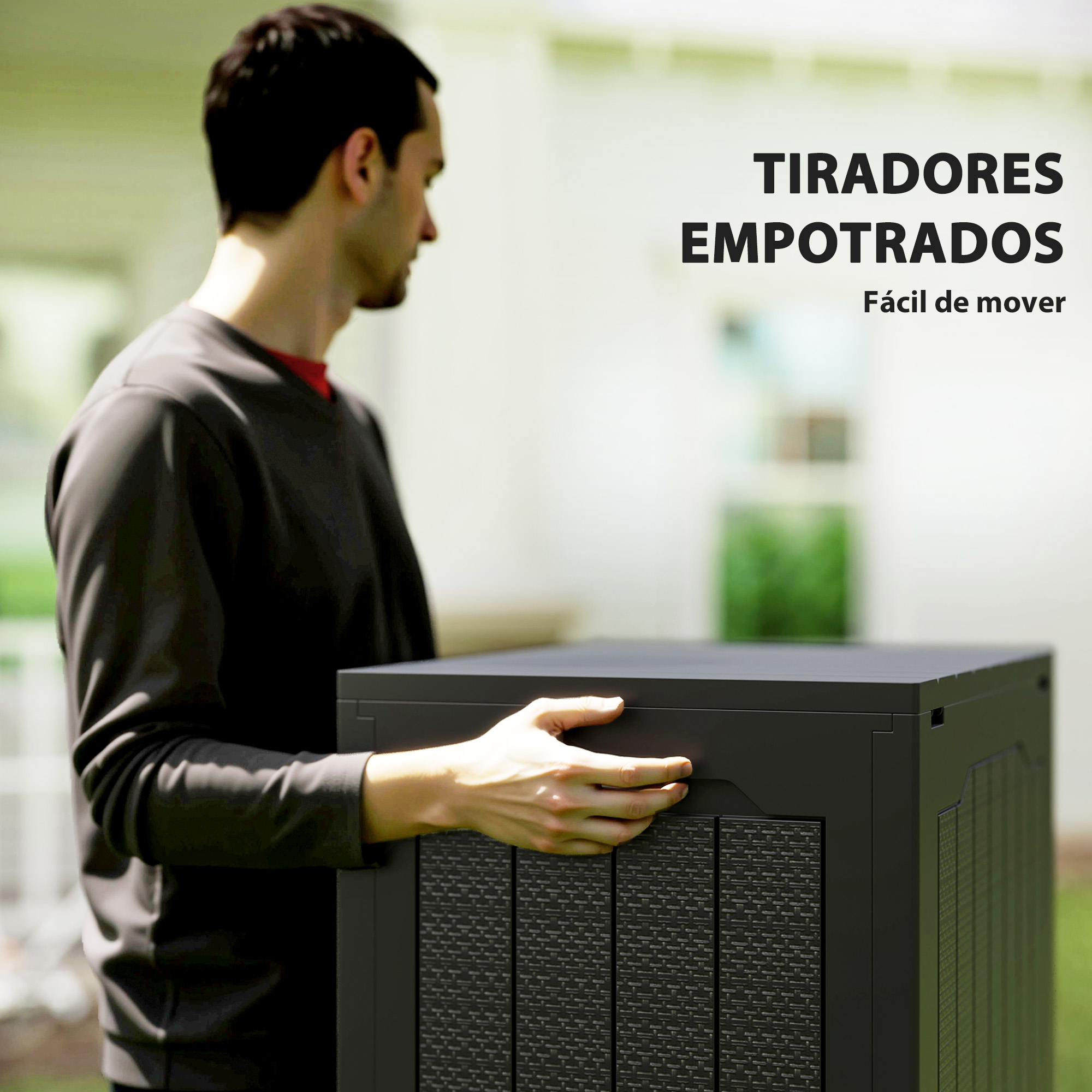 Un hombre tira de una caja de almacenamiento negra al aire libre.