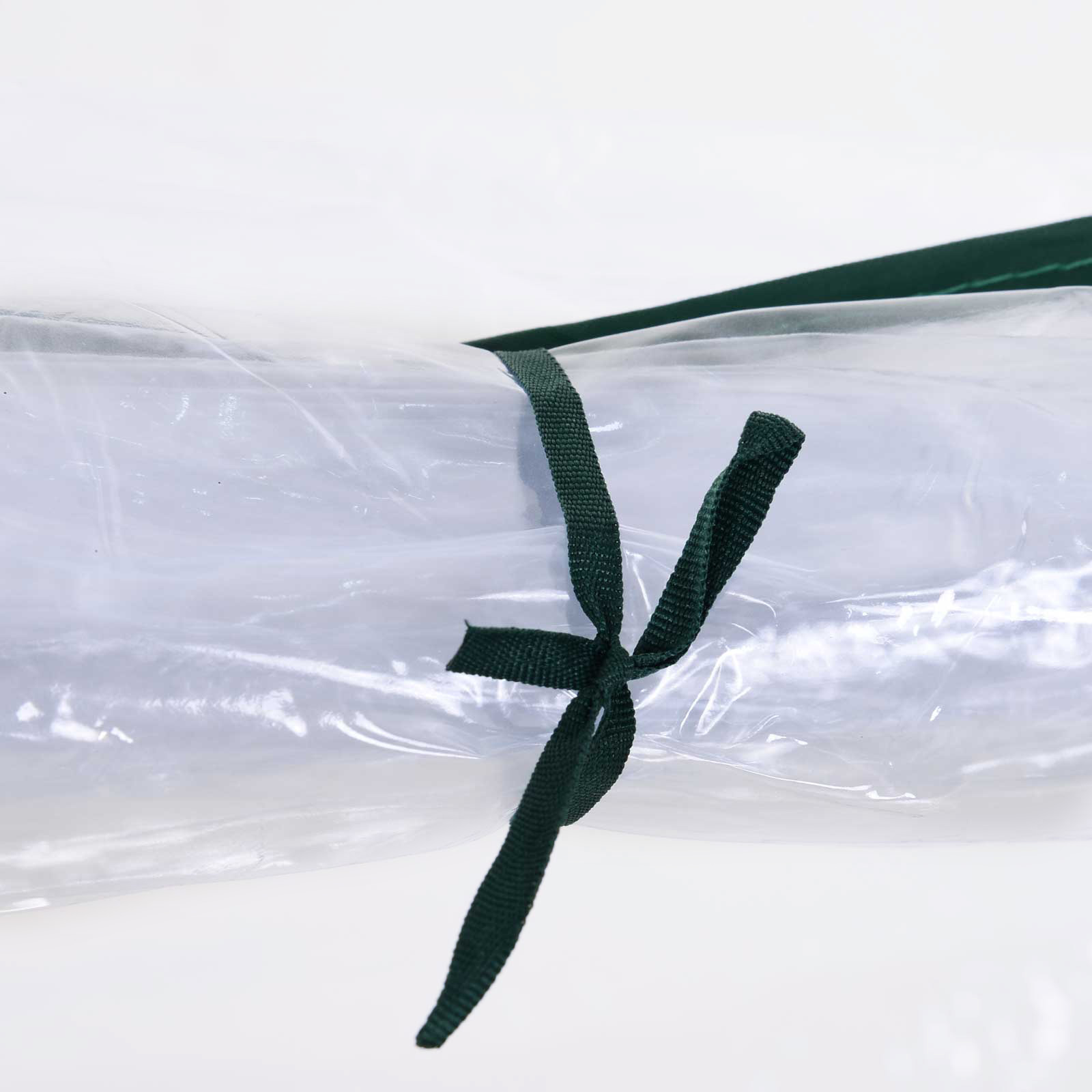 Un material enrollado y transparente atado con una cinta oscura.