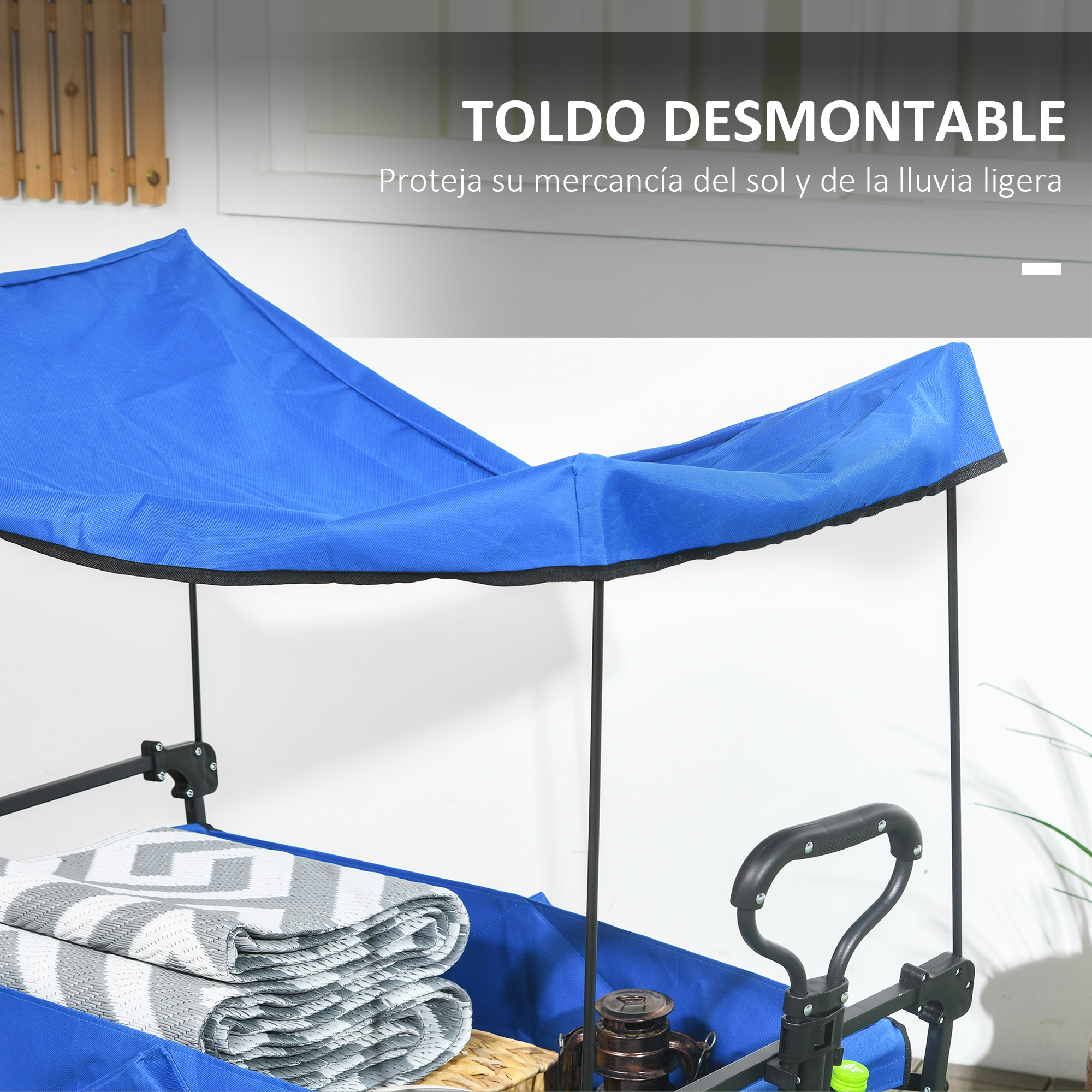 Un toldo azul para un carro con mantas grises enrolladas dentro.