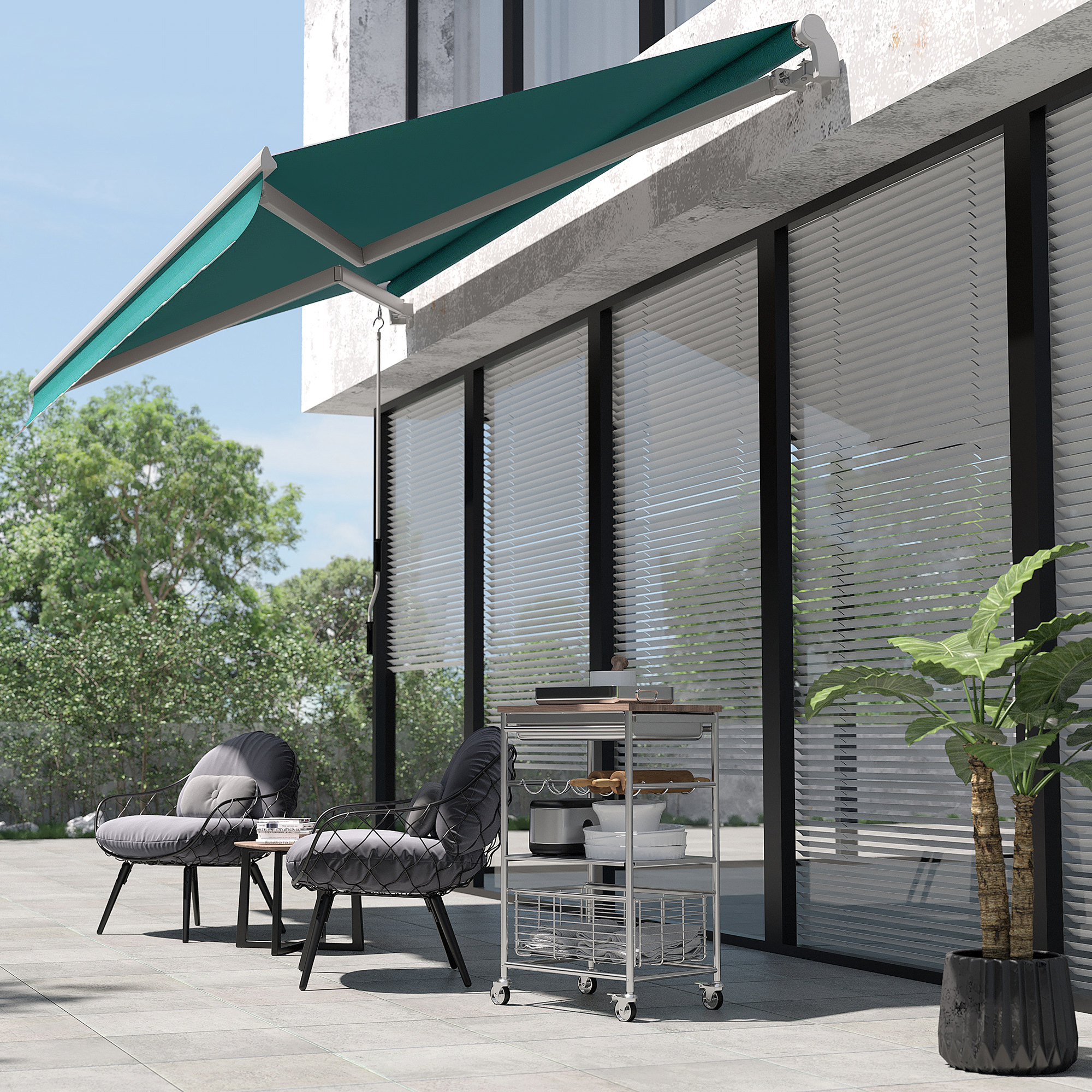 Una tenda da sole estesa copre un patio con due sedie, un tavolino e un carrello di servizio.