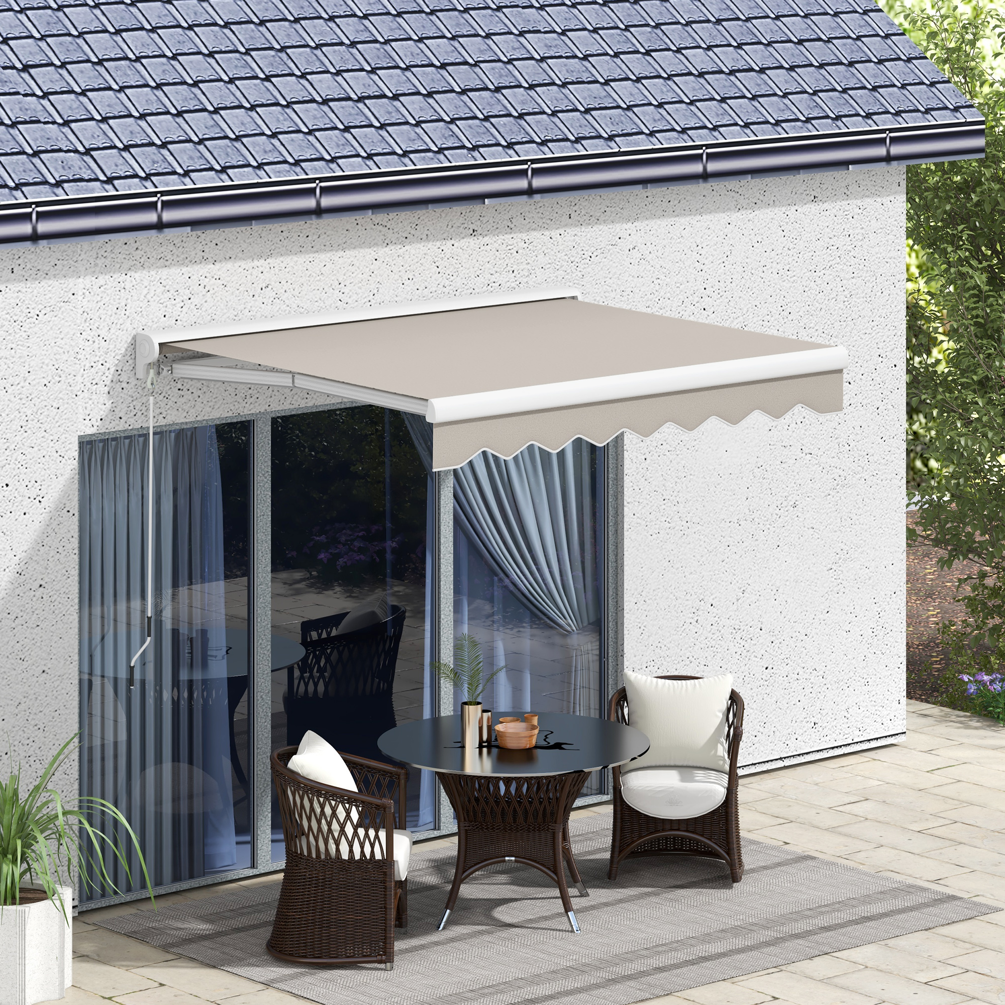 Un toldo extendido sobre una mesa y sillas de patio frente a una casa.