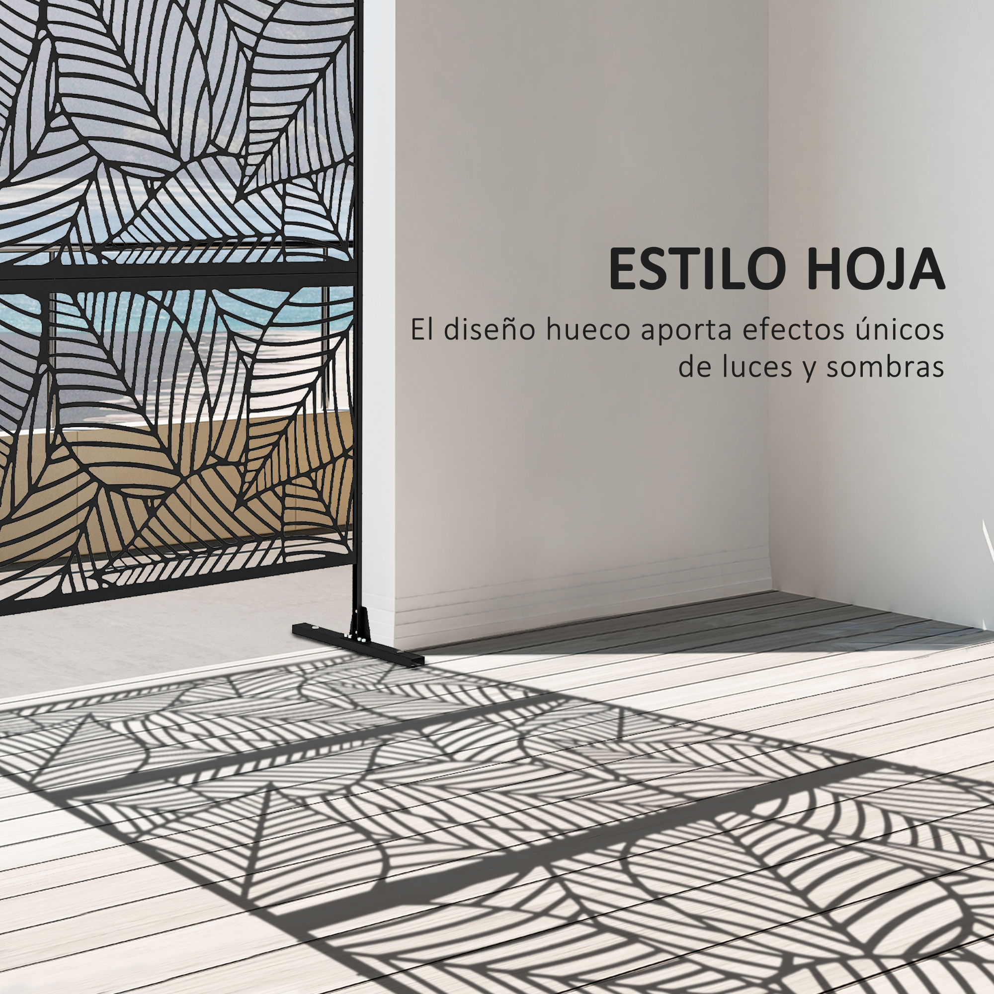 Un divisor de ambientes negro con diseño de hojas proyecta sombras.