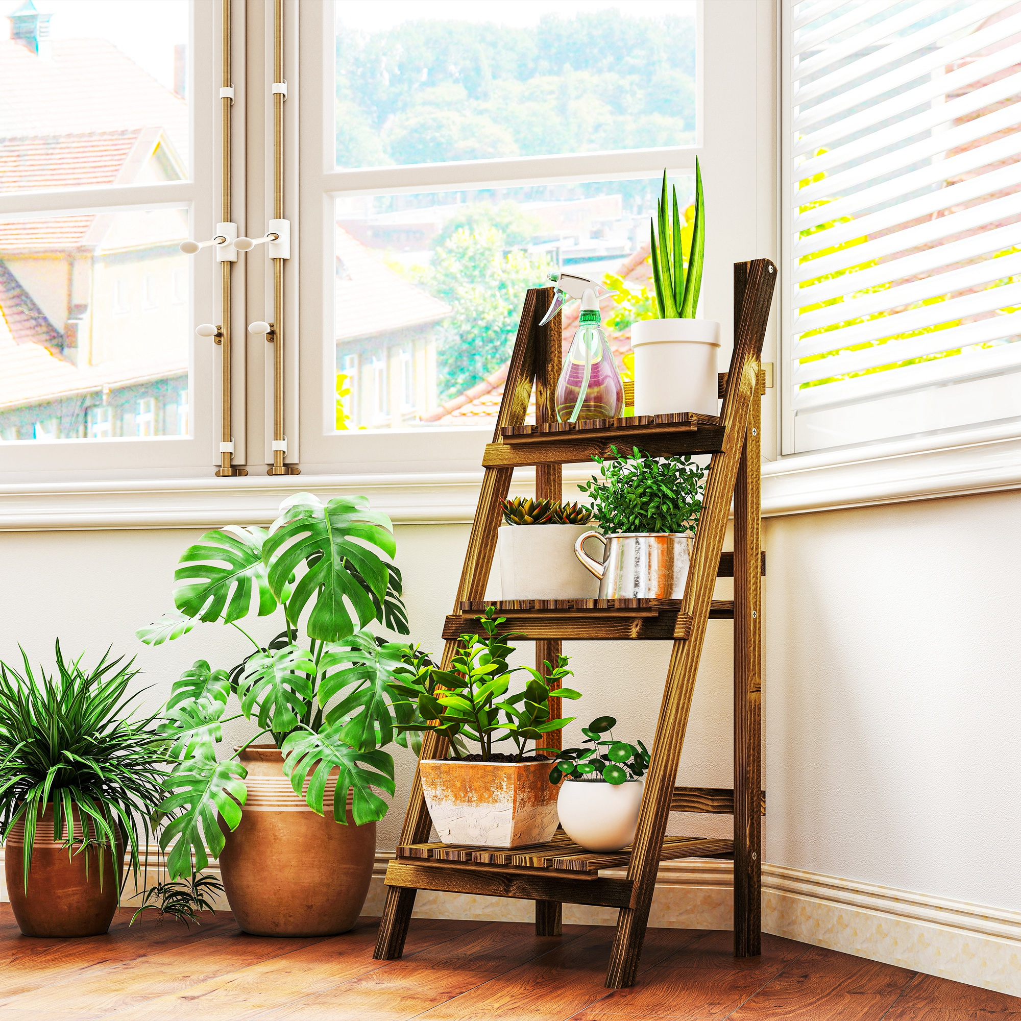 Estantería de madera con plantas en macetas, cerca de una ventana con persianas. Casas fuera.
