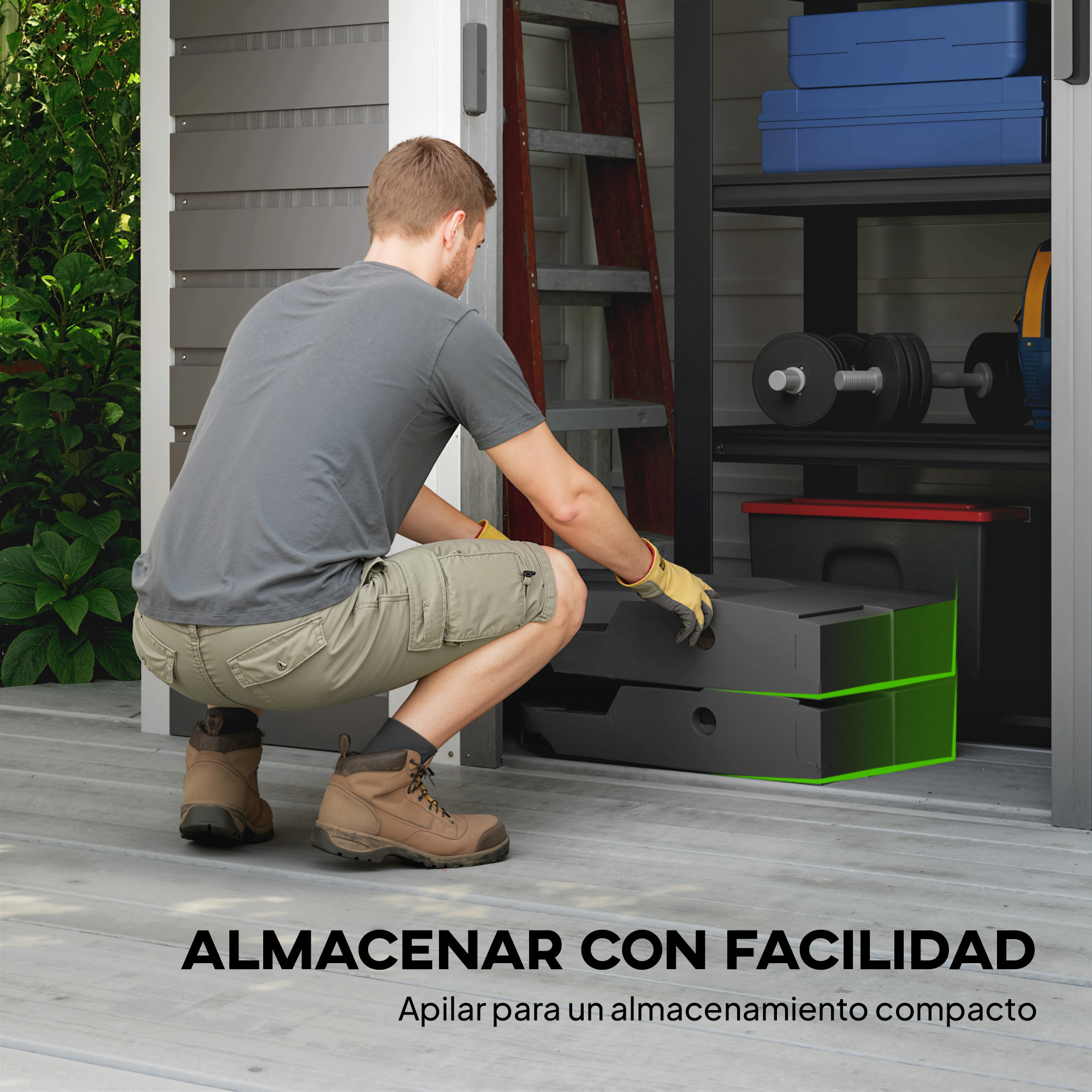 Hombre apilando cajas de almacenamiento grises frente a un cobertizo con herramientas.