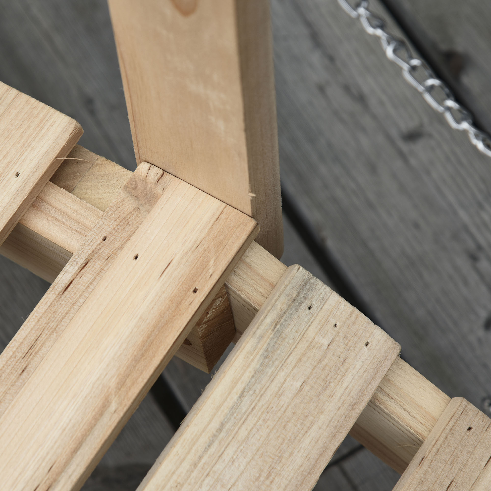 Tablas de madera con una cadena sobre una superficie de madera. Vista cercana.