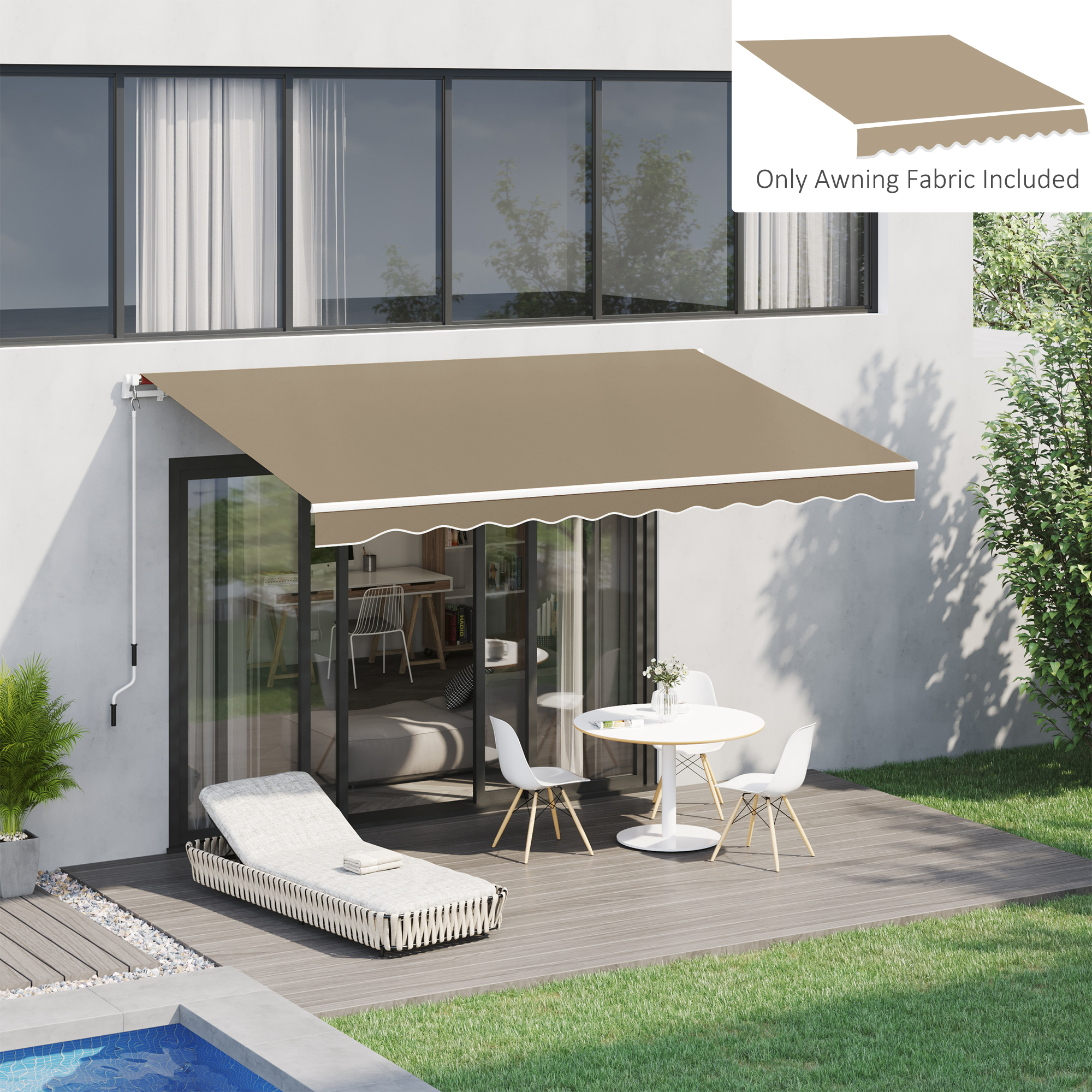 Una tenda da sole marrone estesa con bordo smerlato su un patio con tavolo, sedie e lettino.