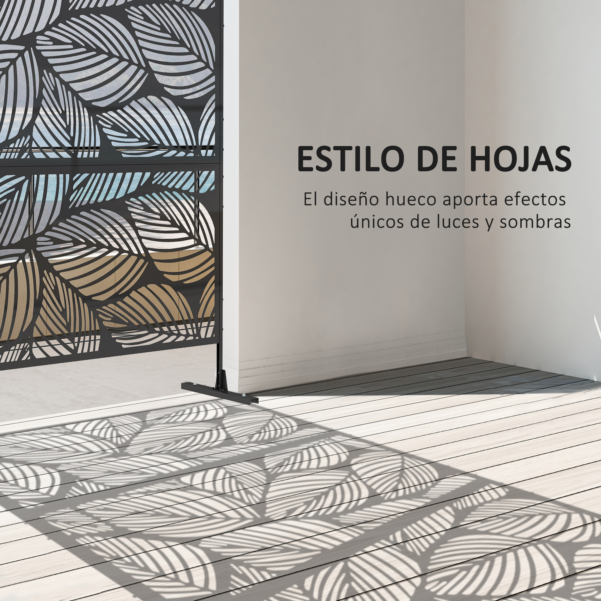 Una pantalla negra de metal con patrón de hojas proyecta sombras en un suelo de madera.