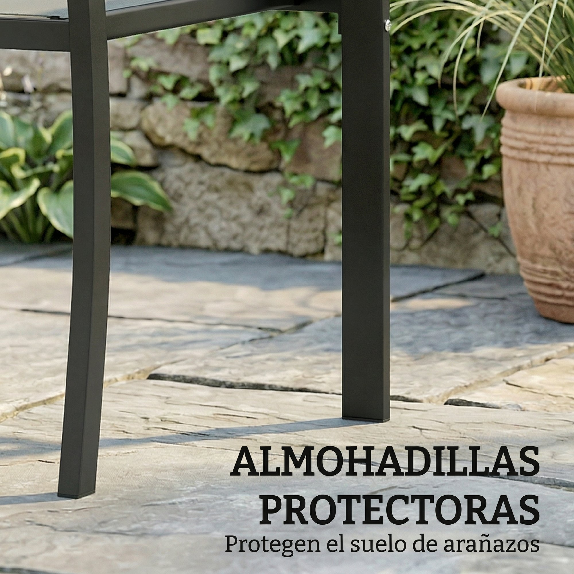 Patas de silla sobre patio de piedra al aire libre con plantas.