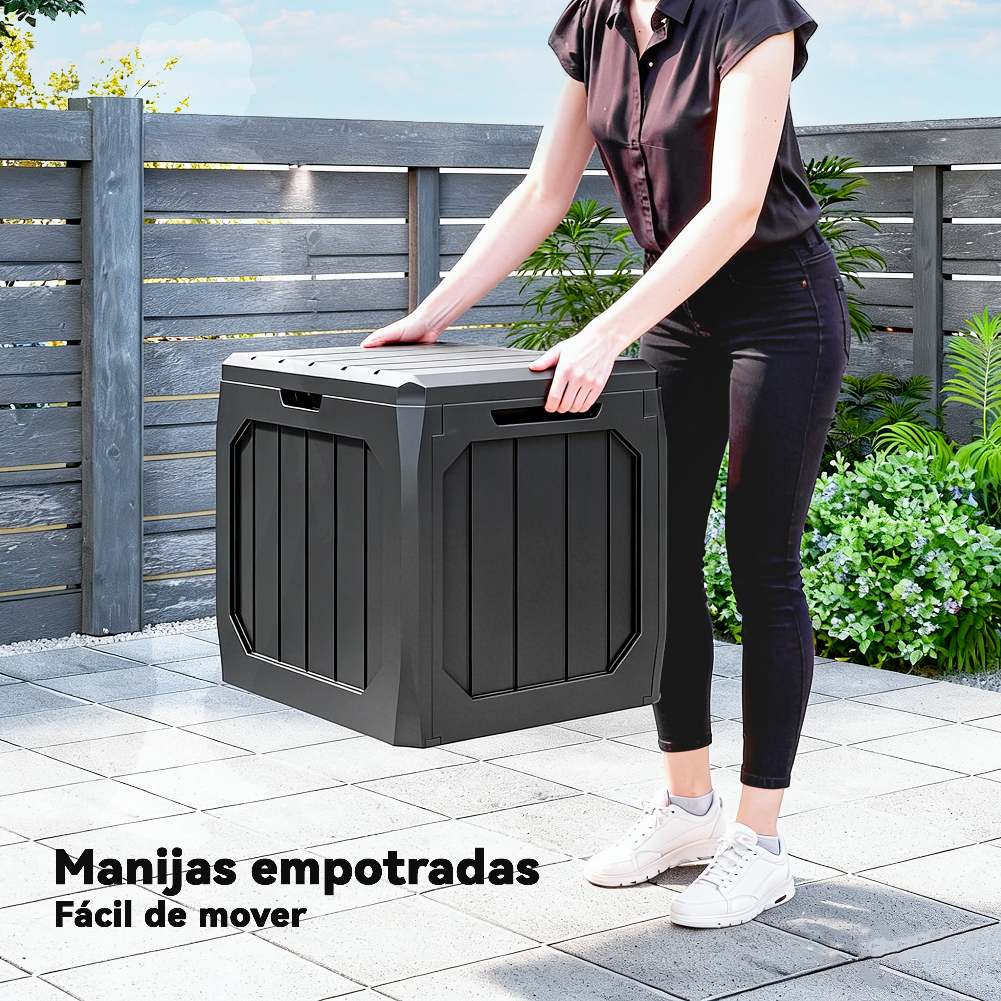 Una mujer cierra una caja de almacenamiento negra en un patio embaldosado.