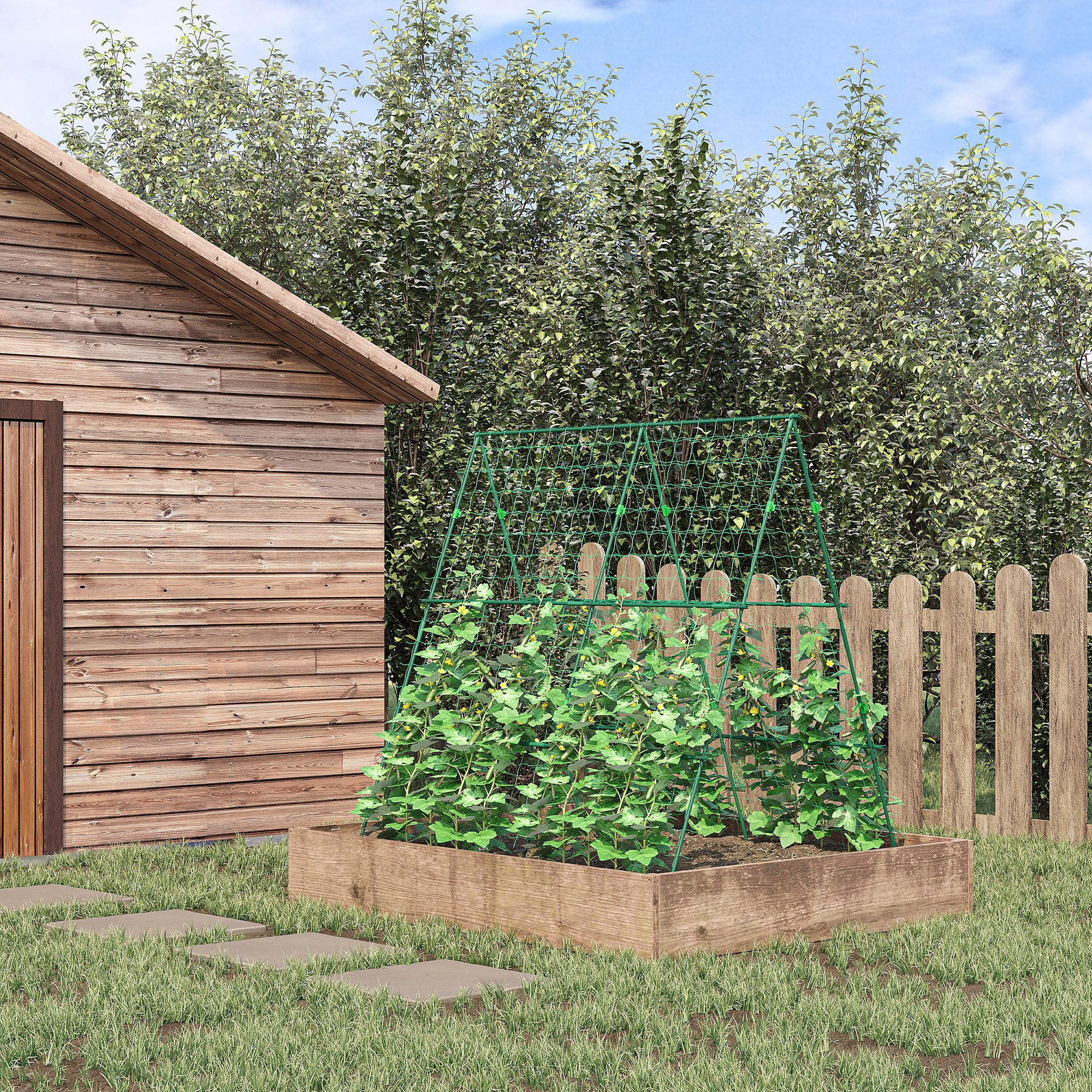 Un cobertizo de madera junto a un bancal elevado con enrejado y plantas.