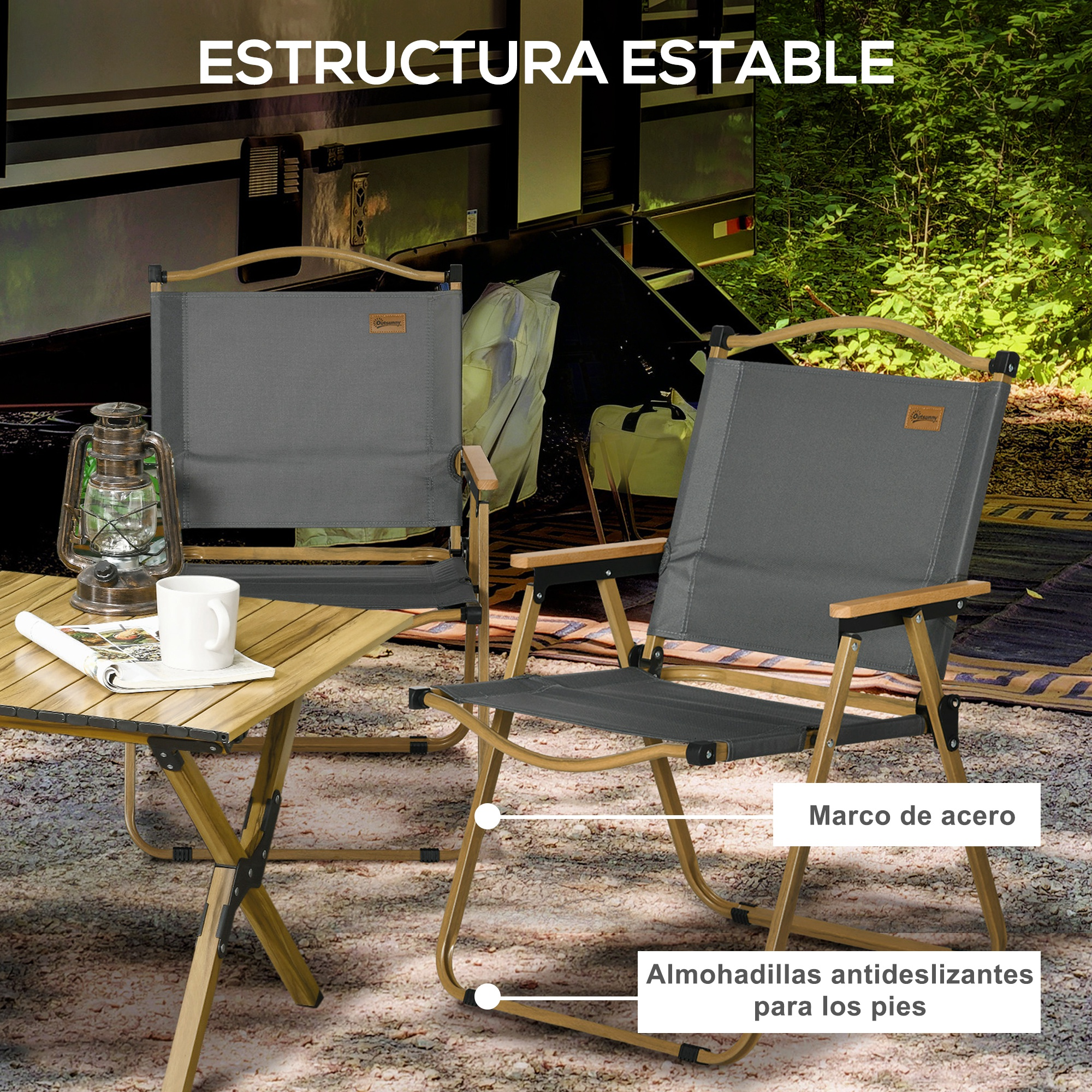 Dos sillas de camping grises y una mesa con linterna y taza afuera.