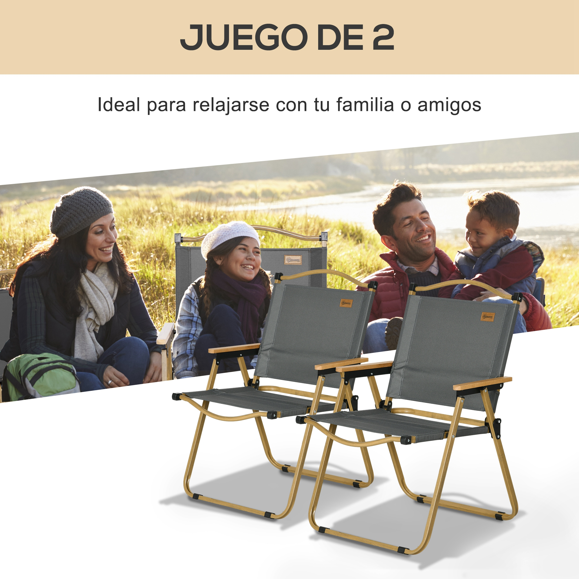 Dos sillas de camping grises con brazos de madera, delante. Familia al aire libre.