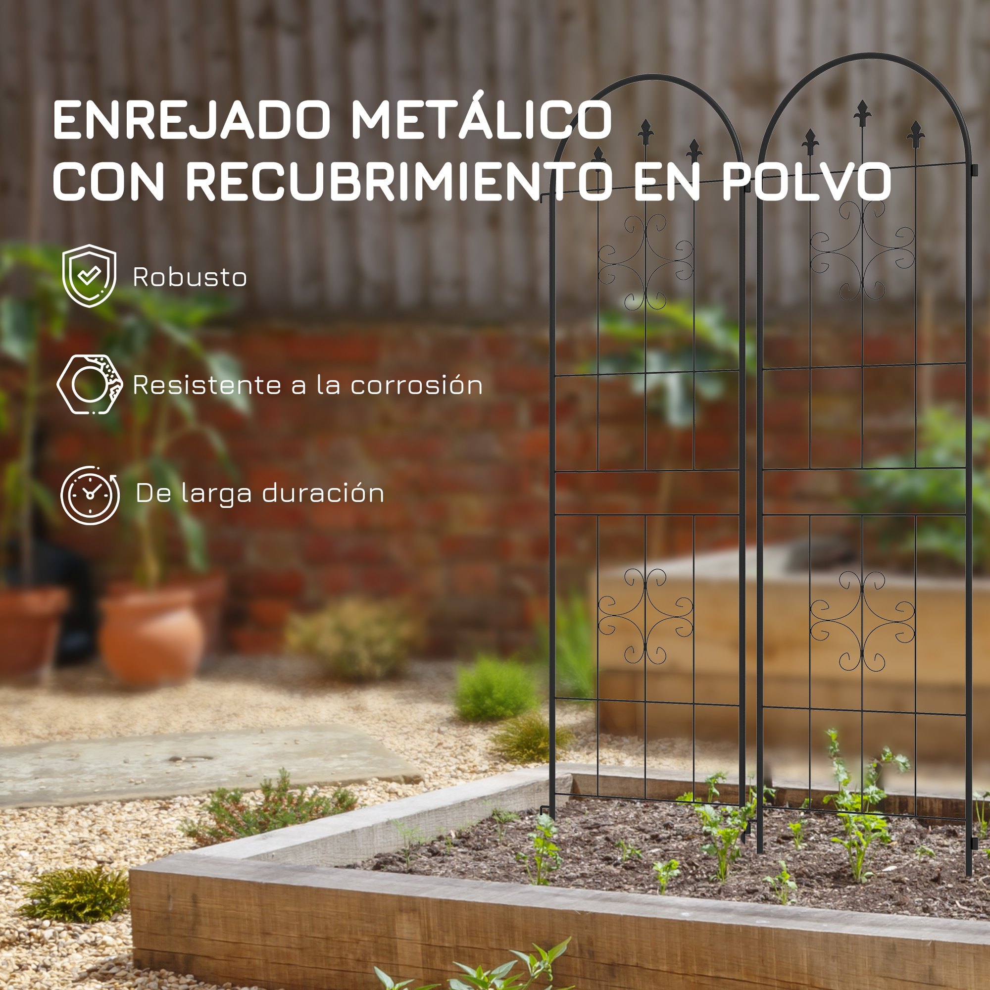 Enrejado metálico negro con adornos curvos en un bancal.