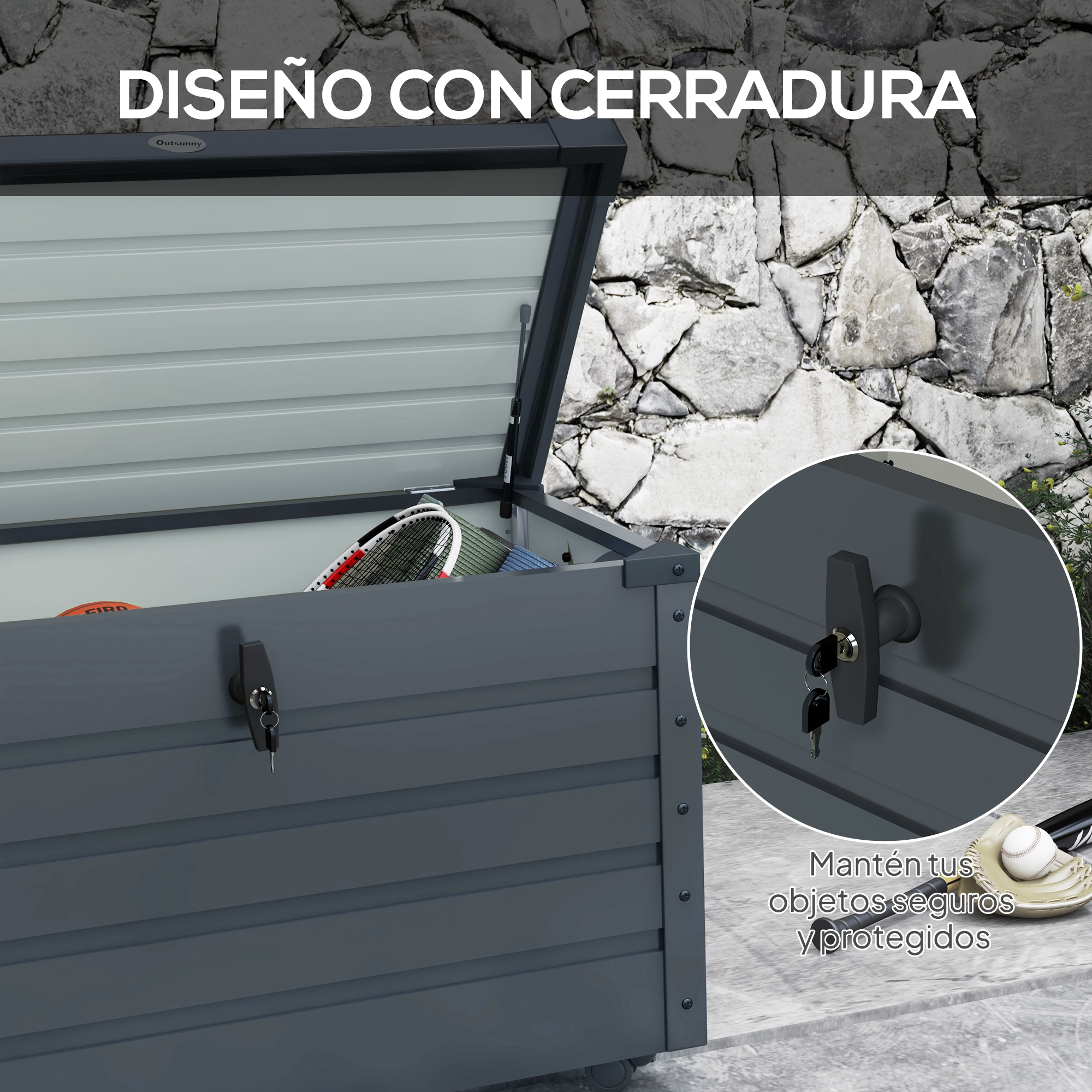 Caja de almacenamiento gris con tapa abierta, muestra raquetas, pelota y guante.
