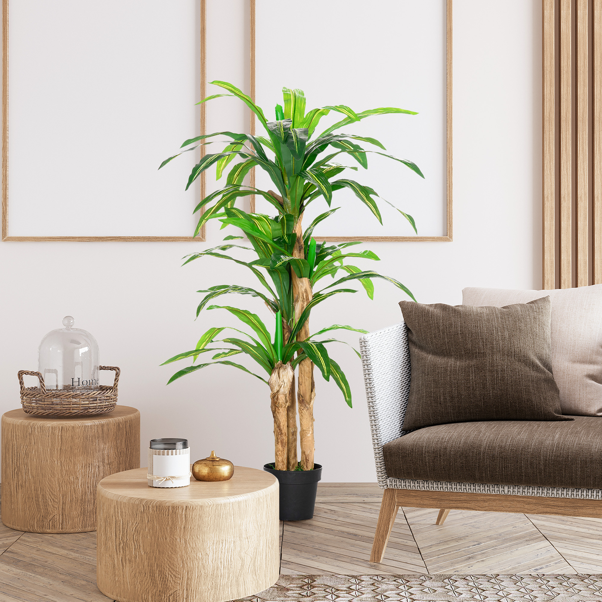 Una planta alta de Dracaena verde se sienta junto a un sofá marrón con cojines.