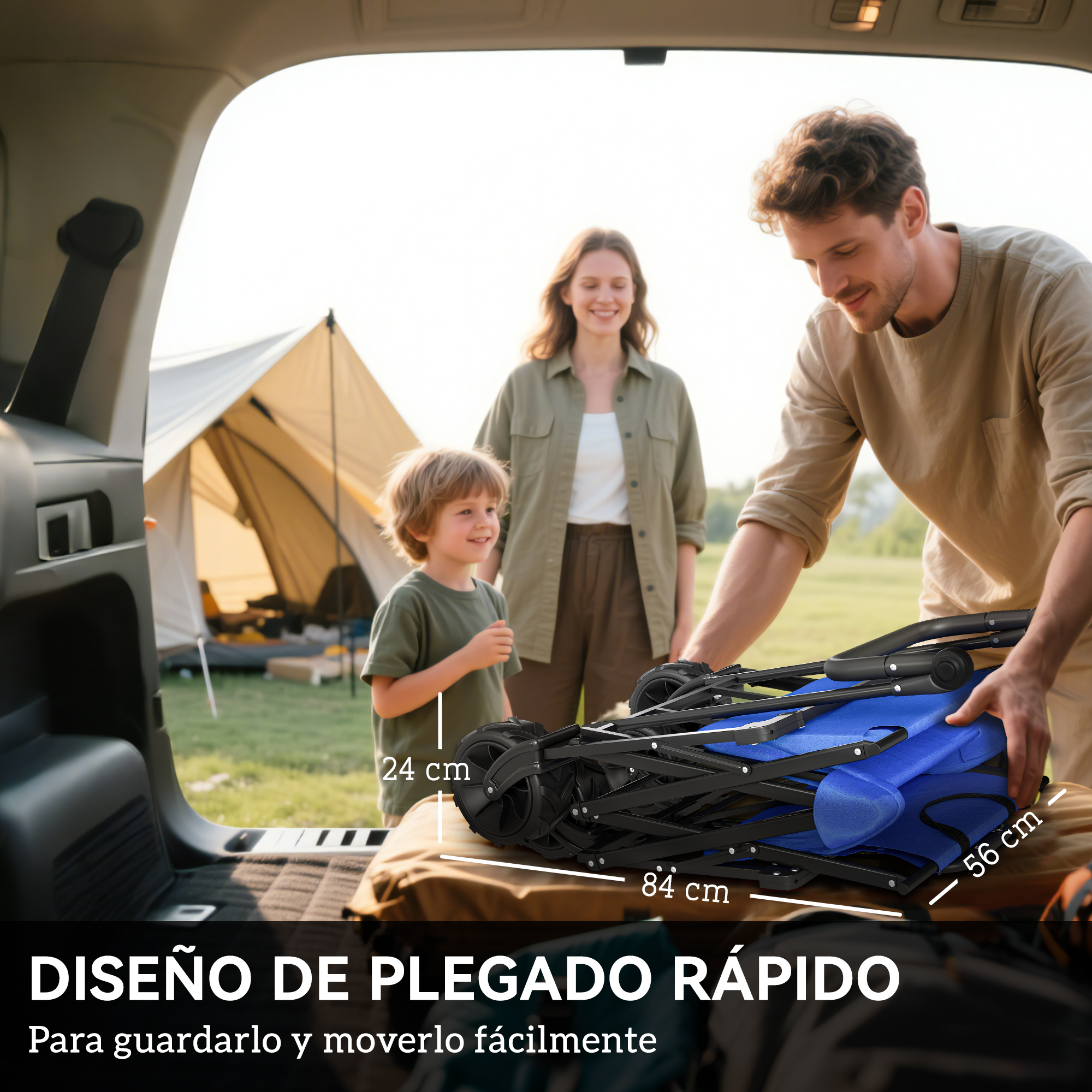 Familia con carrito plegado al aire libre, camping al fondo.
