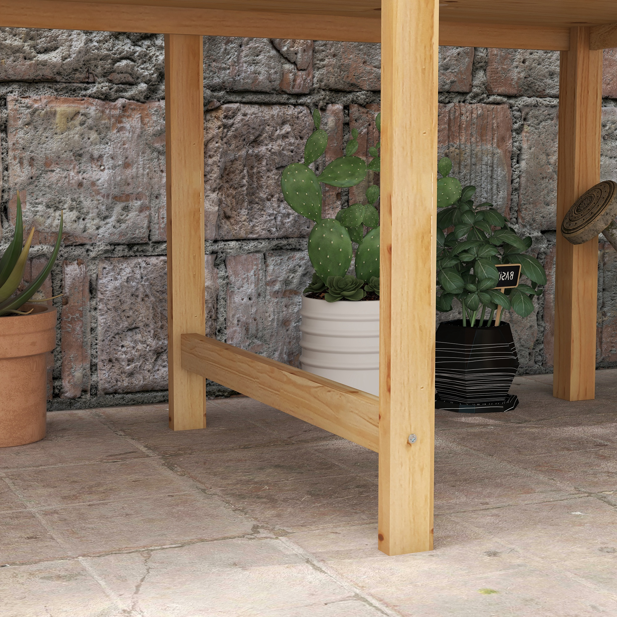 Estantería de madera con plantas contra pared de ladrillo. Cactus y albahaca.