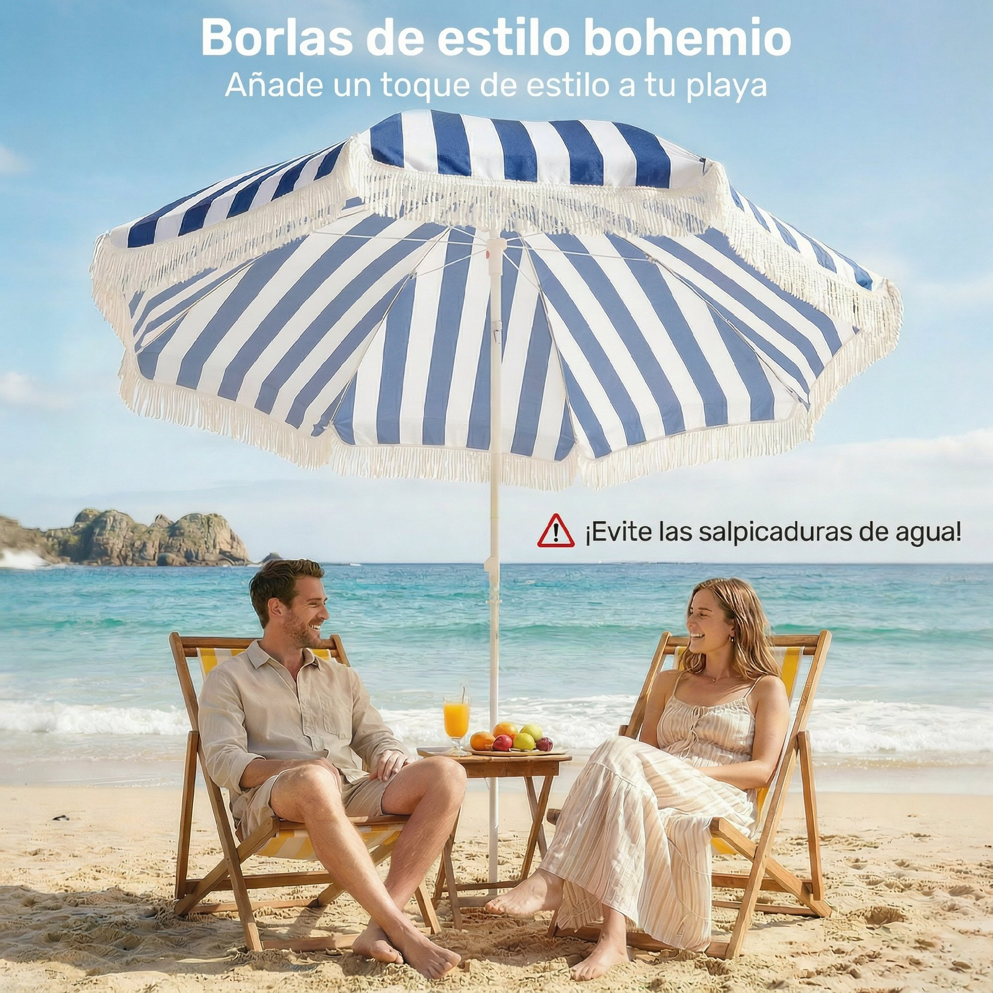 Una pareja se relaja en la playa bajo una sombrilla de rayas con borlas.