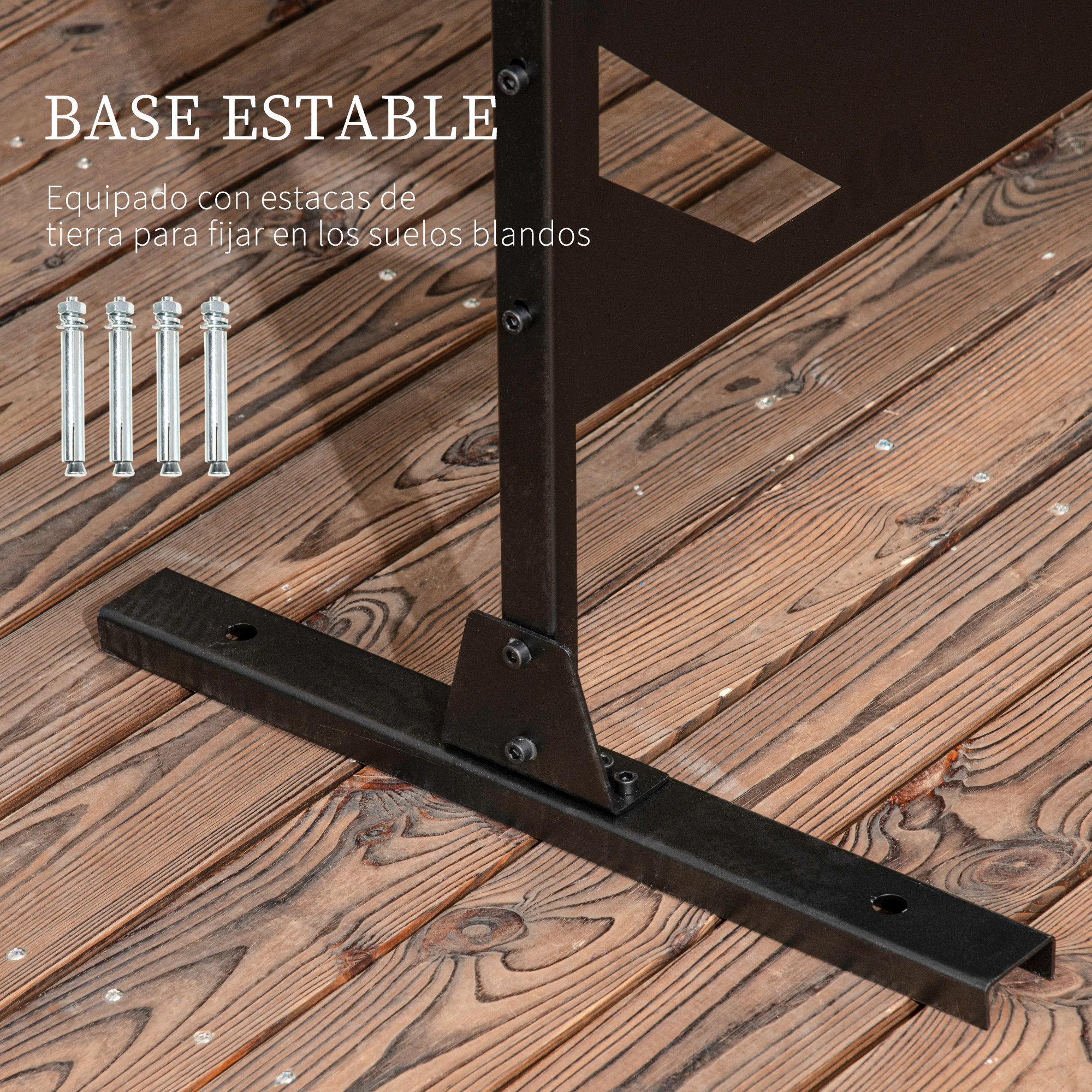 Una base de metal negra con cuatro estacas plateadas al lado sobre tablones de madera.