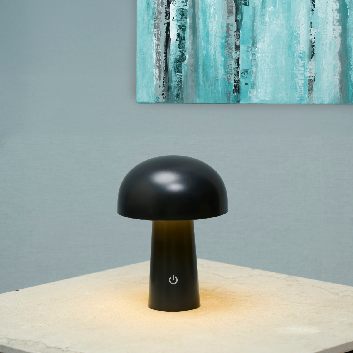 Zwarte paddenstoellamp met aan/uit-symbool op tafel, kunst op achtergrond.