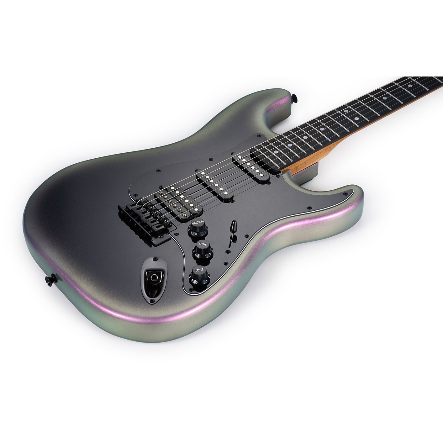 Arkası beyaz, parlak kenarlı koyu renkli elektro gitar.