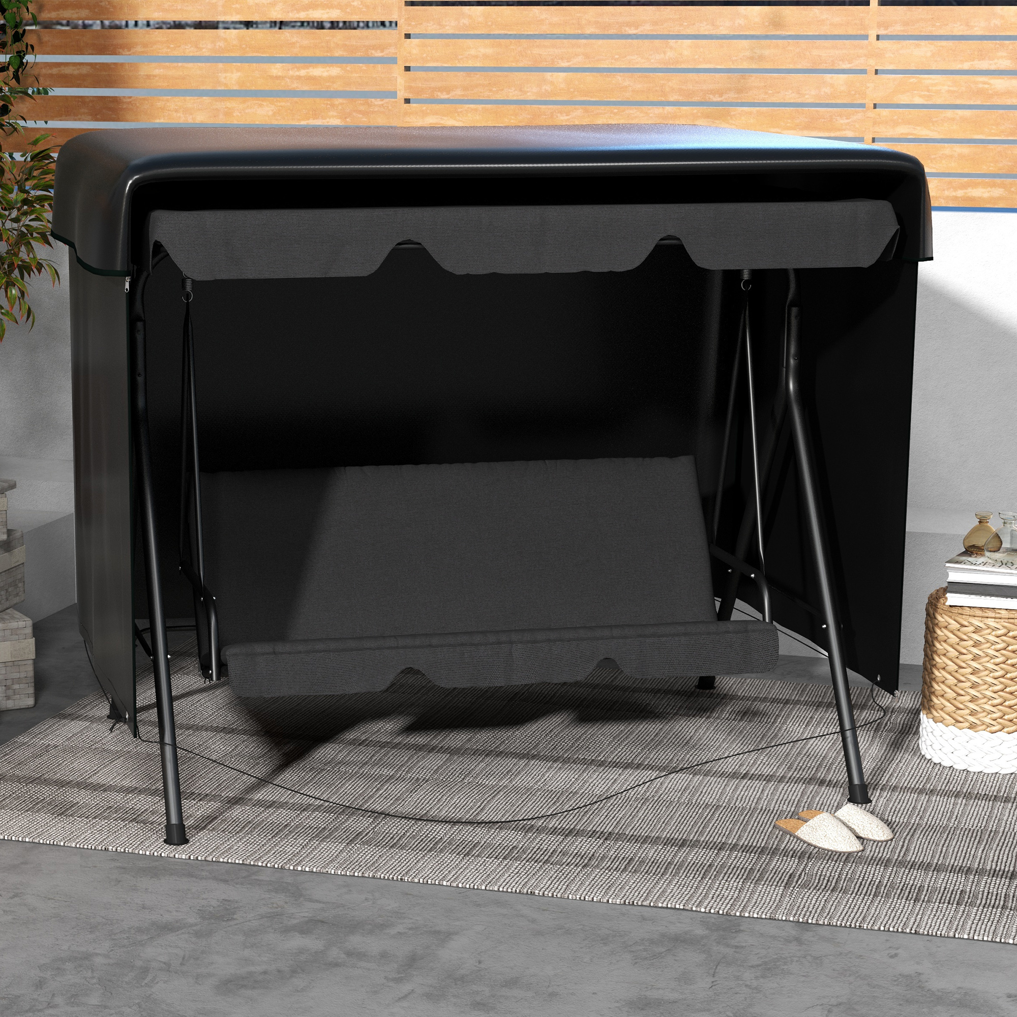 Columpio negro con cubierta sobre alfombra, pared de madera al fondo.