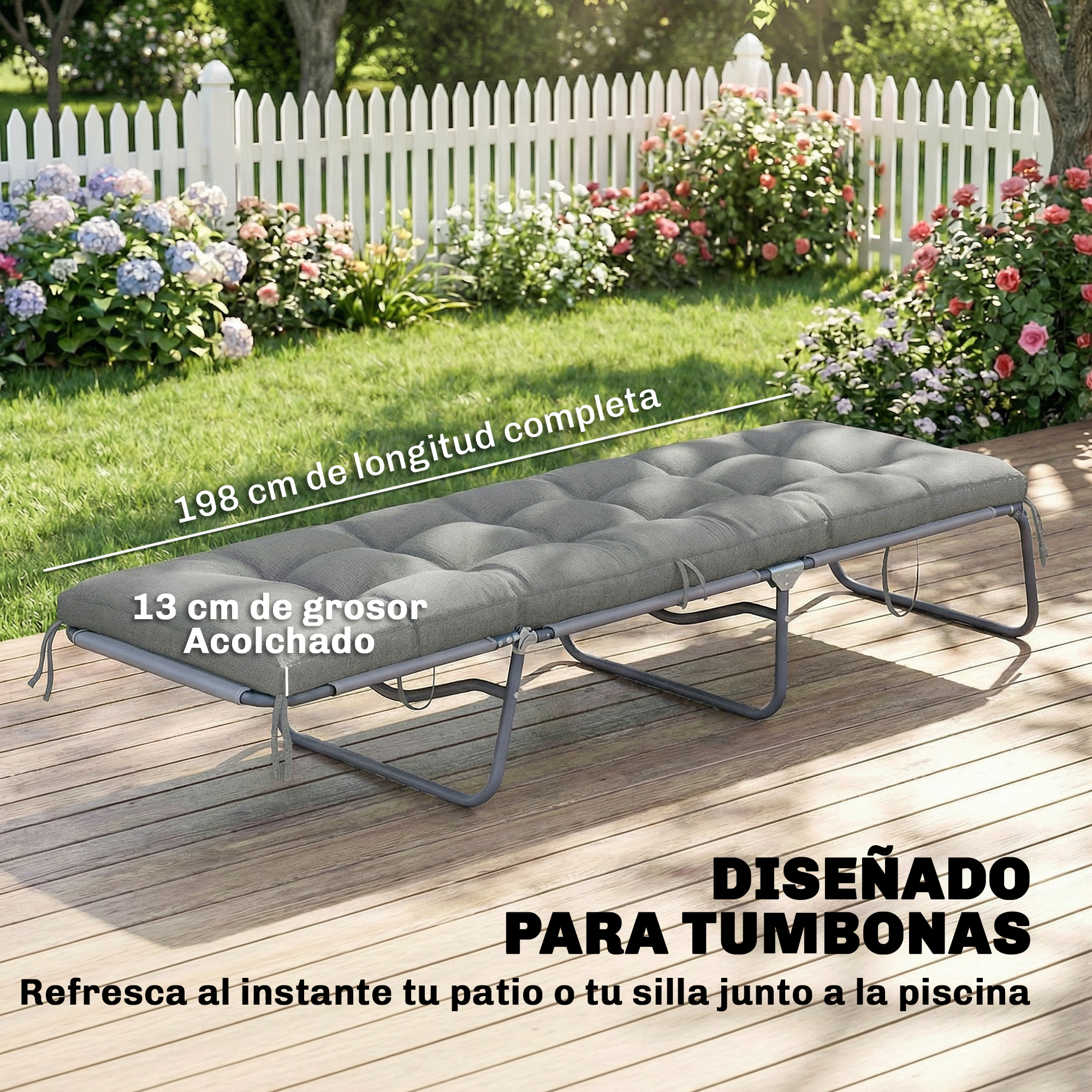 Tumbona gris con cojín sobre tarima de madera, con flores y valla.