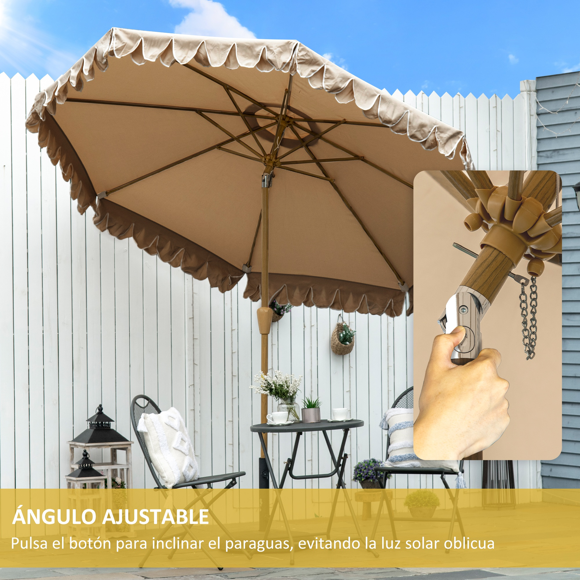 Un parasol beige con borde festoneado está en un patio cerca de muebles.