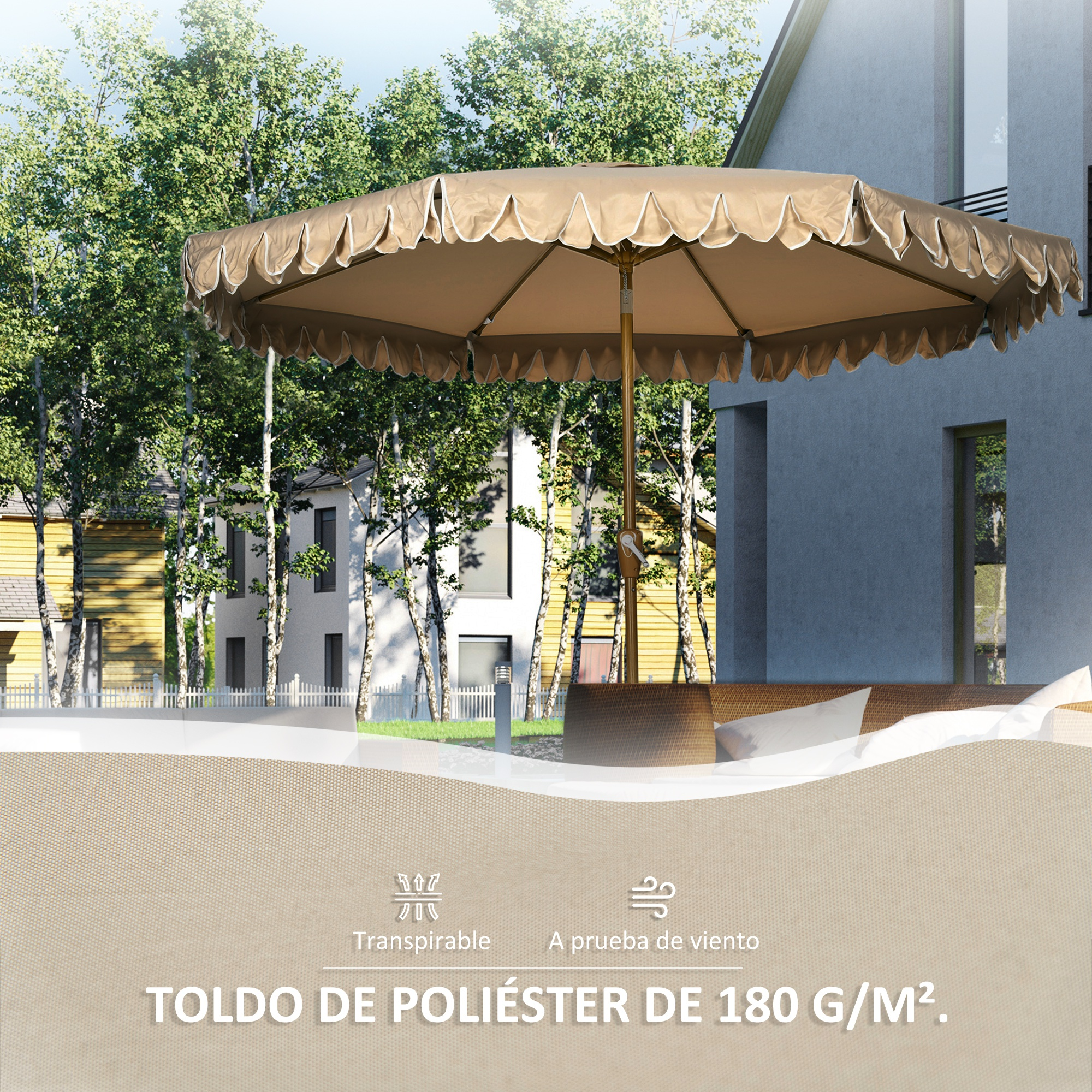 Un toldo beige con borde festoneado está en un patio junto a una casa.