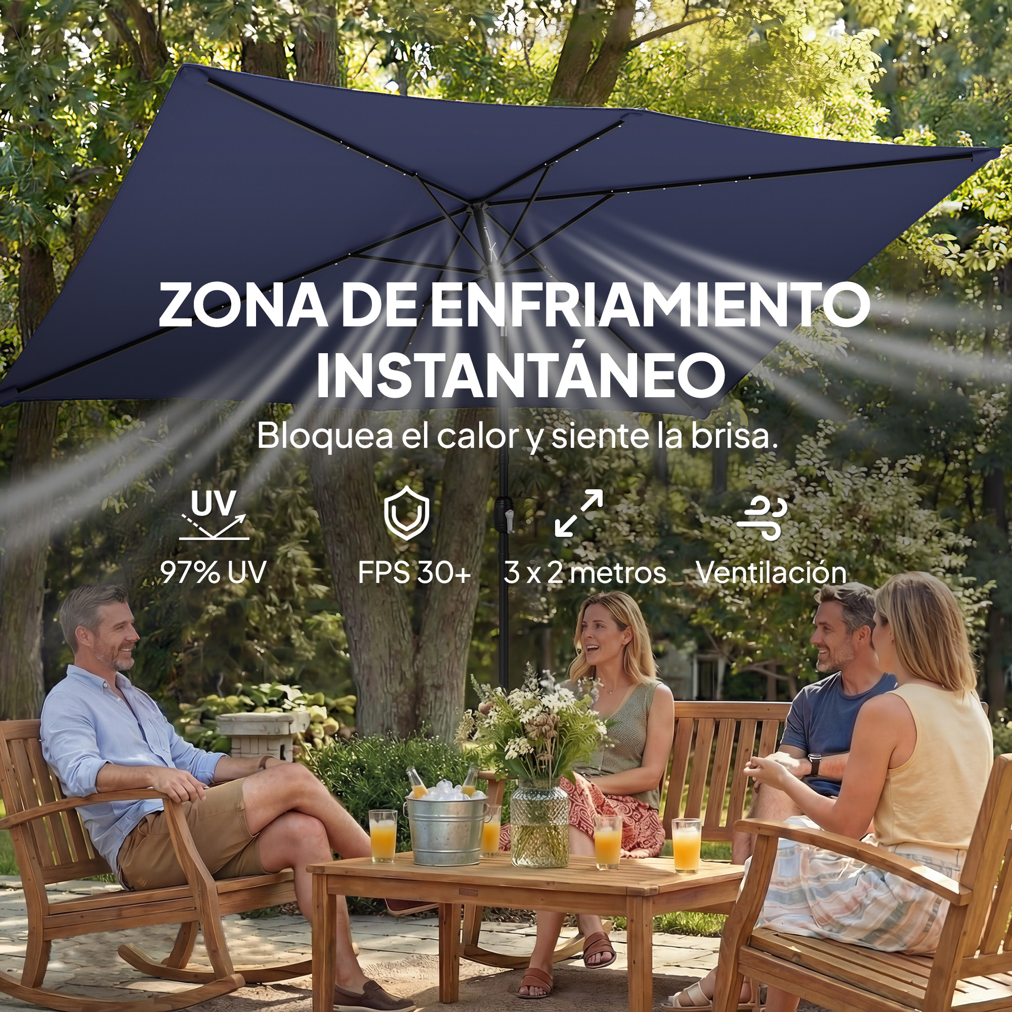 Cuatro personas se relajan al aire libre bajo un parasol azul marino con bebidas.