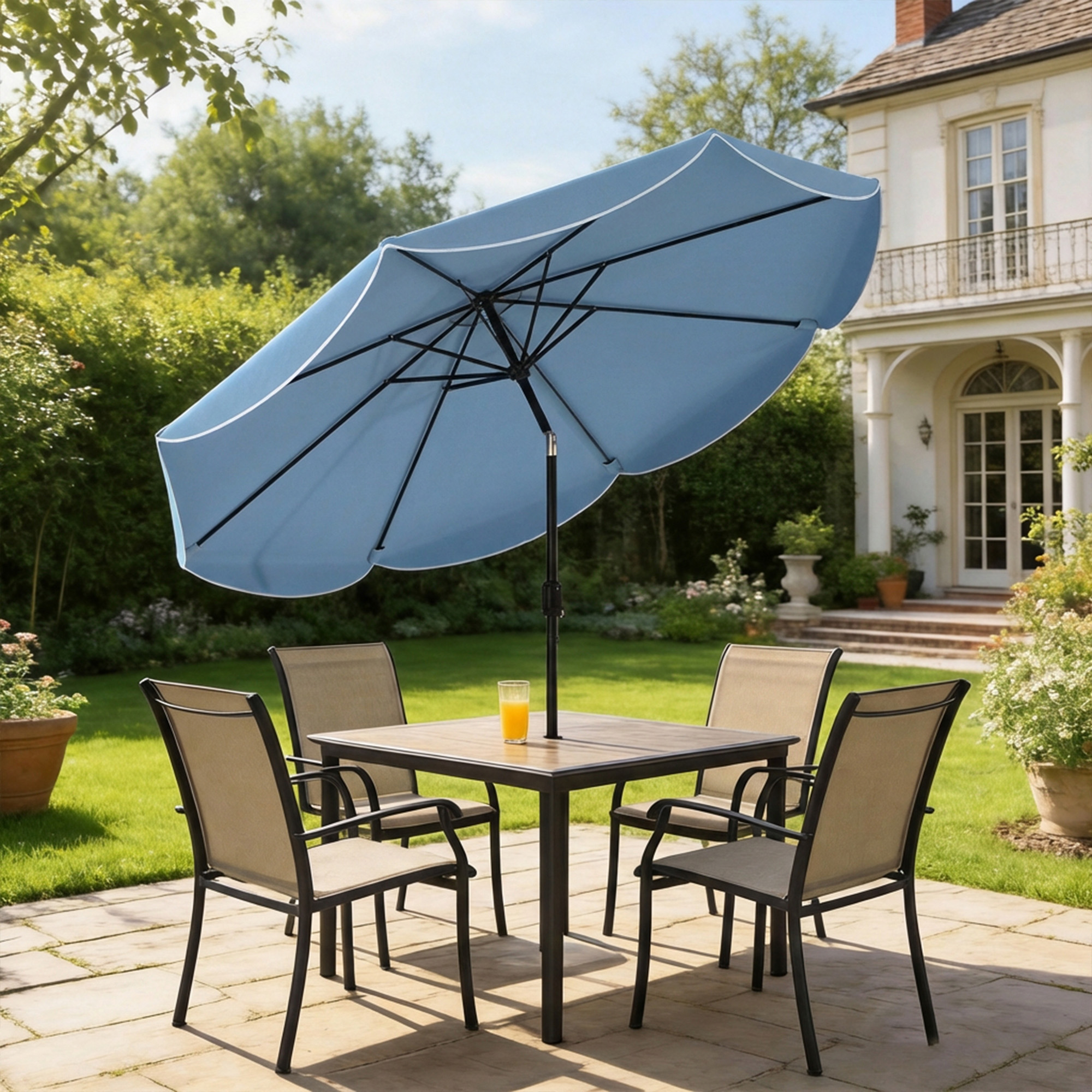Un parasol azul sobre una mesa con cuatro sillas al aire libre.