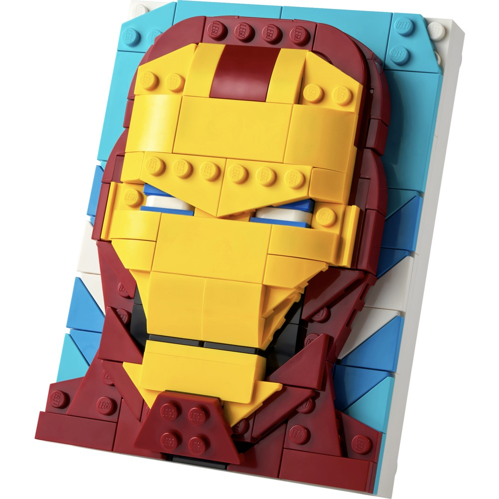 Mosaico maschera di Iron Man Lego. Mattoncini gialli, rossi, blu e bianchi formano il viso e lo sfondo.