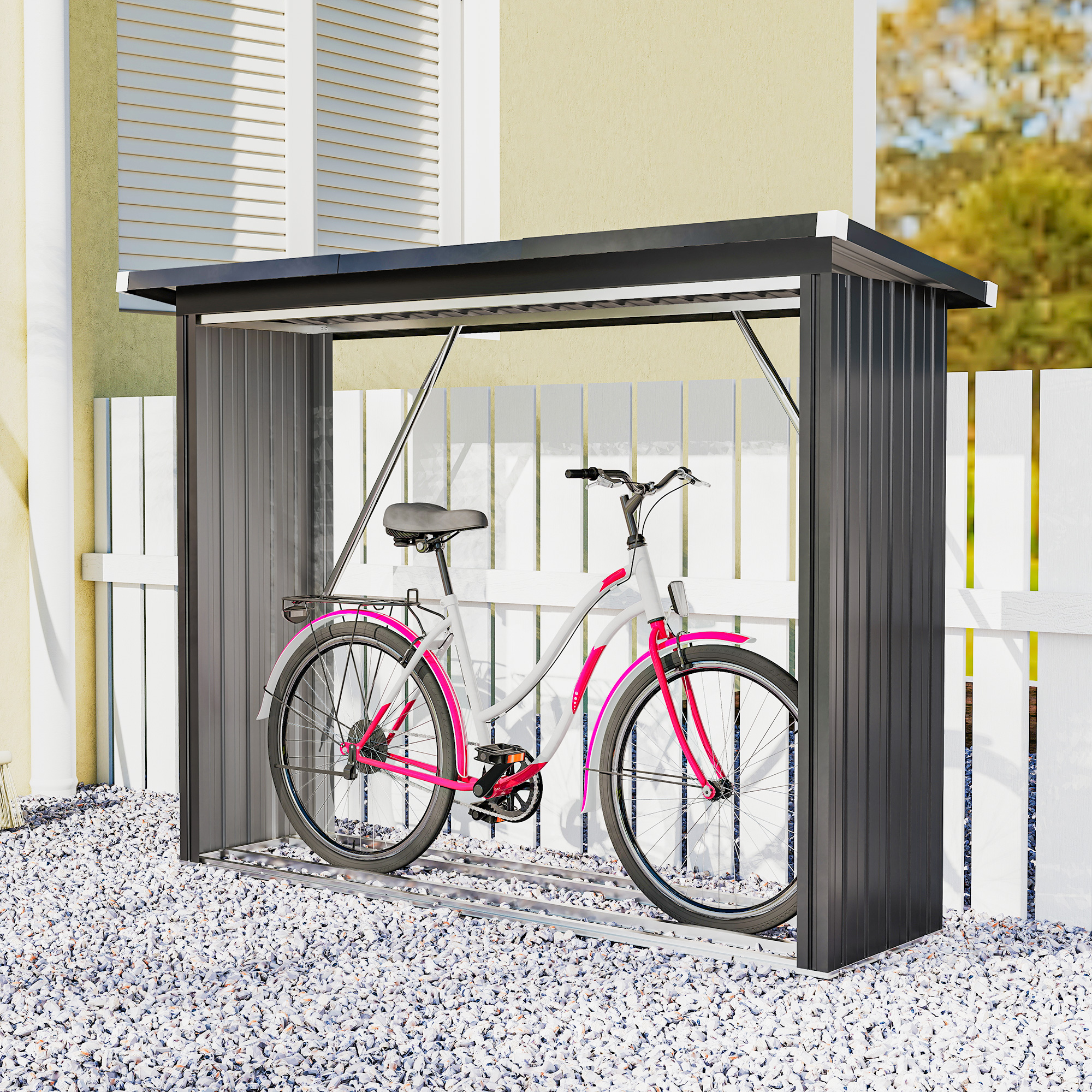Una bicicleta blanca con detalles rosas dentro de un cobertizo oscuro sobre grava.