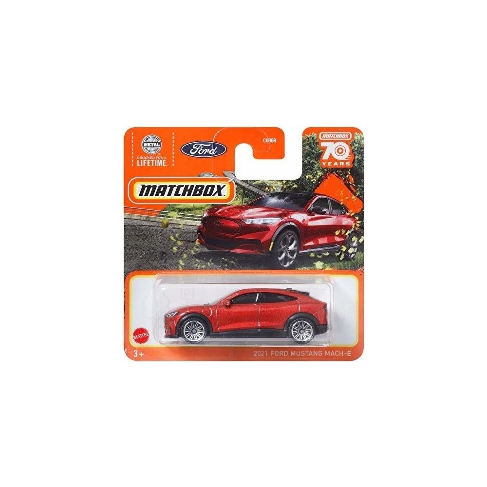 Kırmızı Matchbox 2021 Ford Mustang Mach-E oyuncak araba ambalajında.