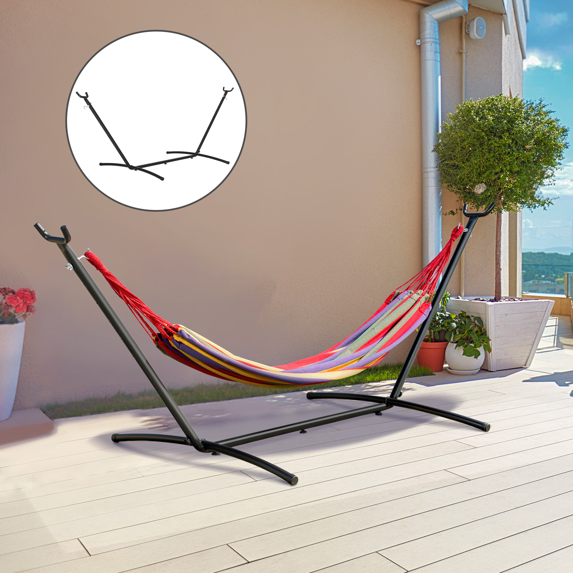 Una hamaca colorida sobre un soporte negro se asienta sobre una terraza de madera.