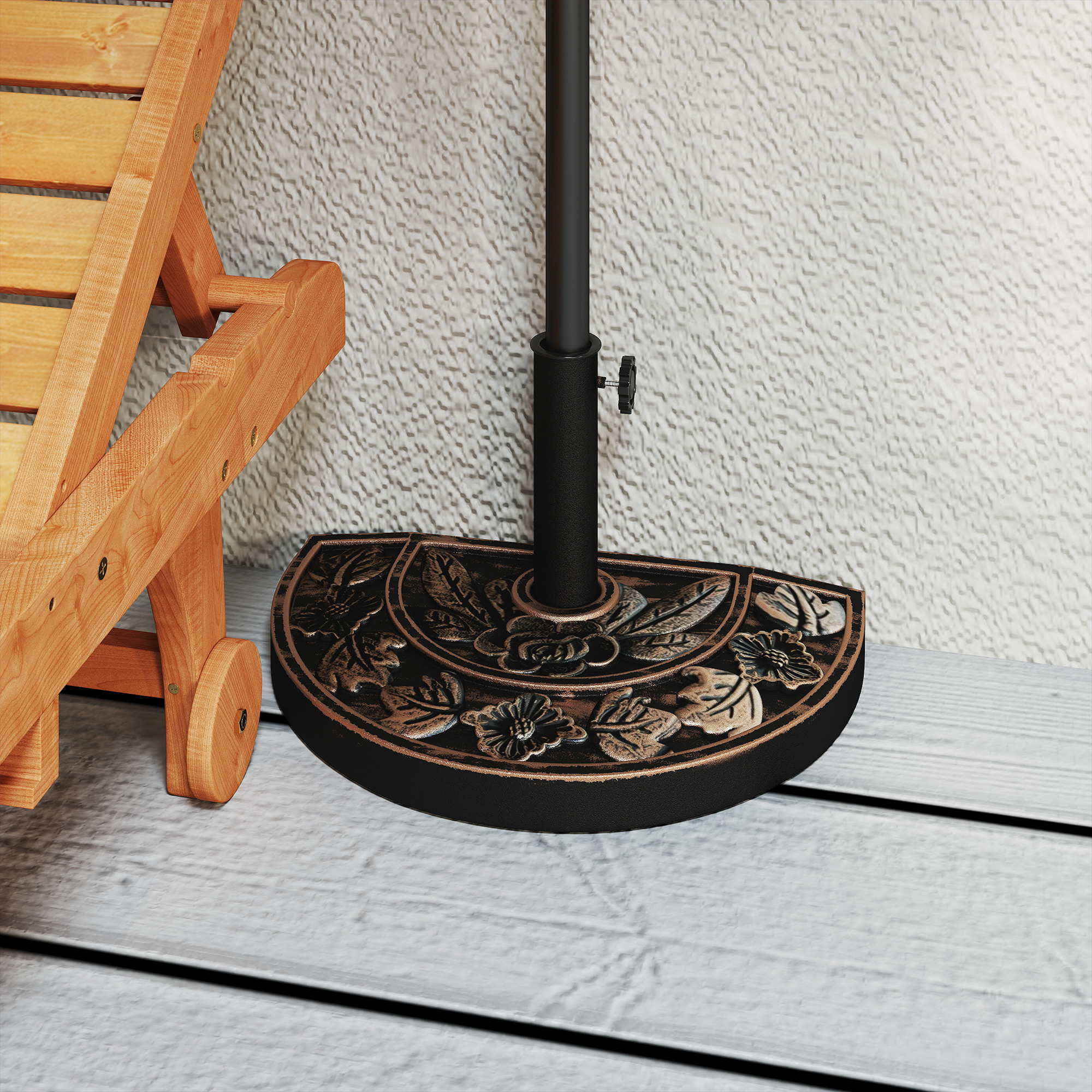 Una tumbona de madera junto a una base de sombrilla floral en un patio.