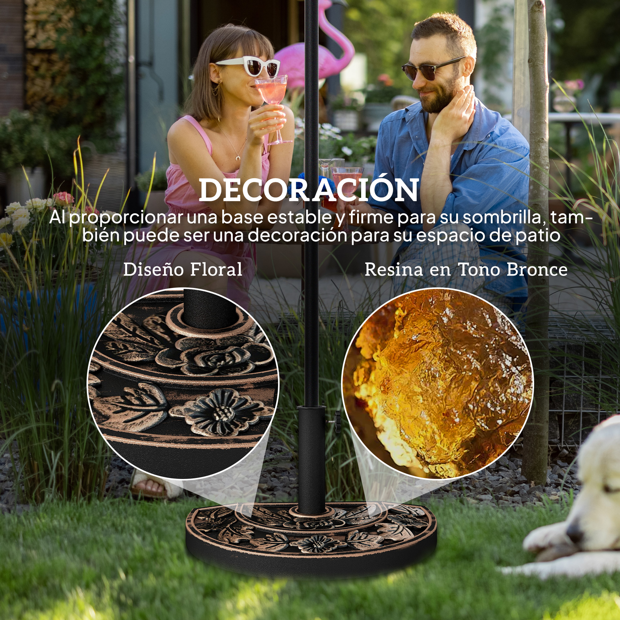 Una pareja en un patio bebe cócteles junto a una base de sombrilla con diseño floral.