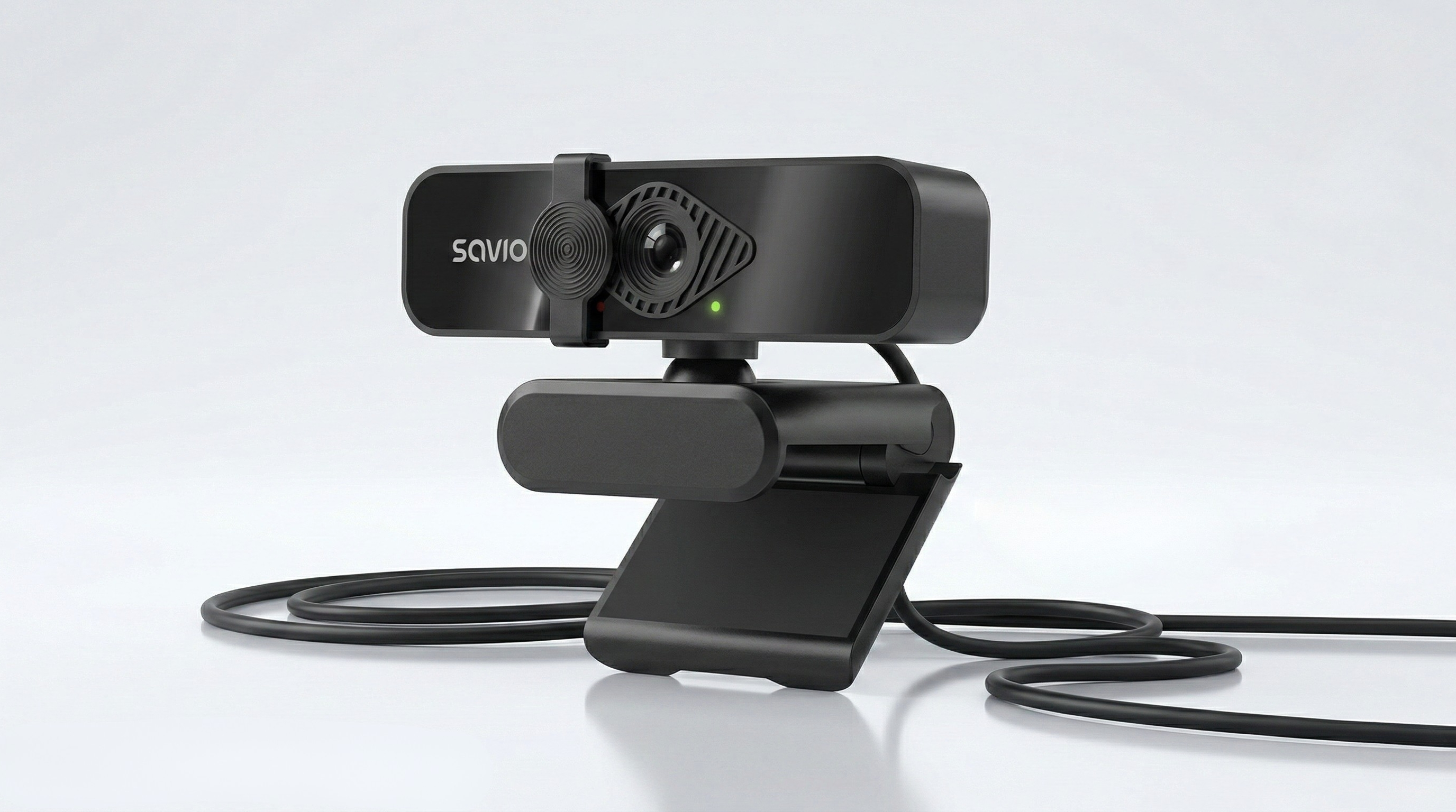Czarna kamera internetowa z logo Savio i zieloną diodą.