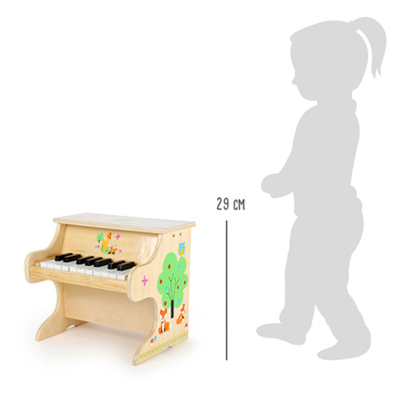 Ein hölzernes Spielzeugklavier mit Tier- und Baumdekoration. Daneben steht eine Kinderfigur mit Maßangabe 29 cm.