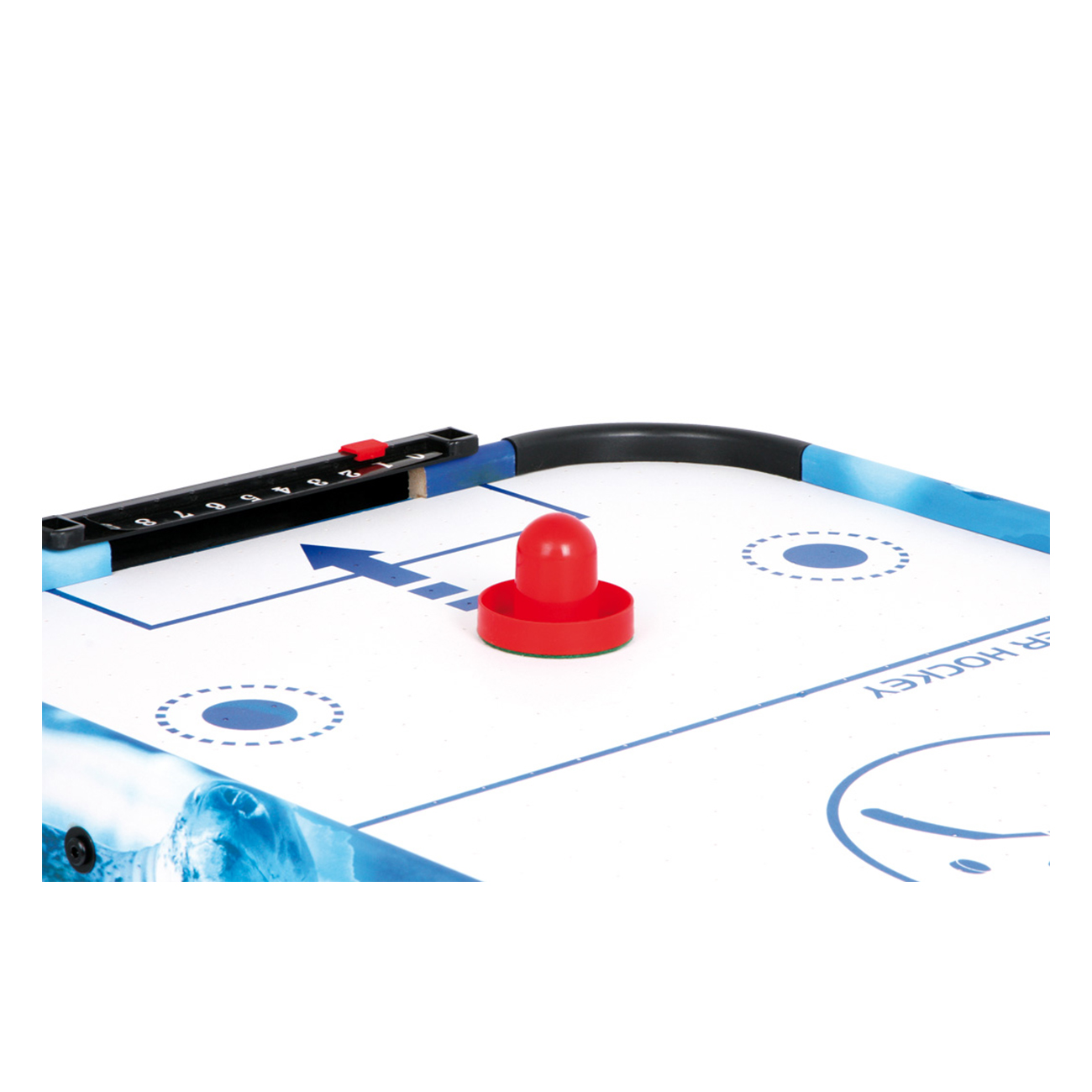 Ein roter Puck liegt auf einem Airhockeytisch mit blauen Linien.