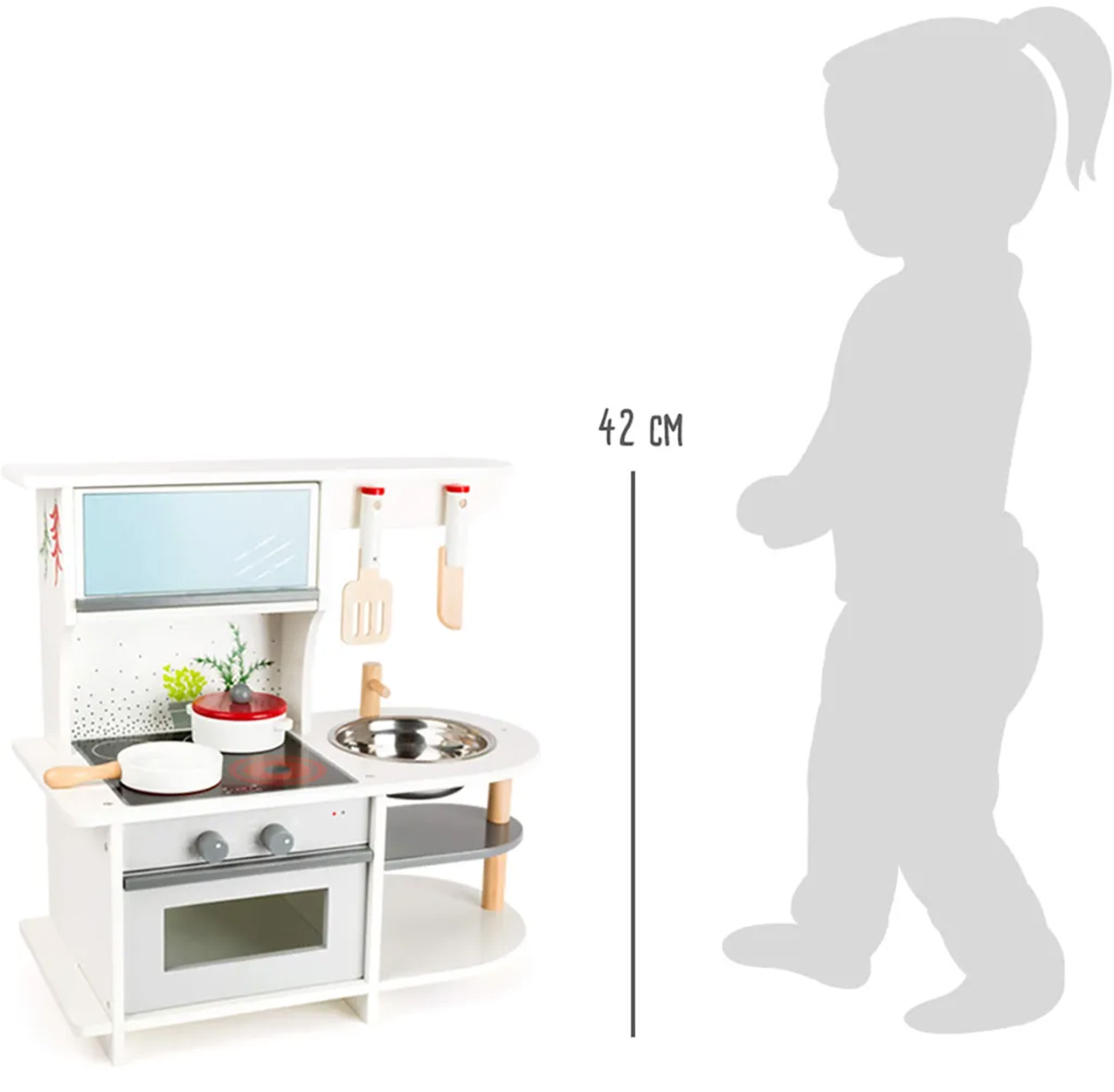 Eine weiße Spielküche mit Kochfeld, Spüle und Utensilien neben einer Kinderfigur.