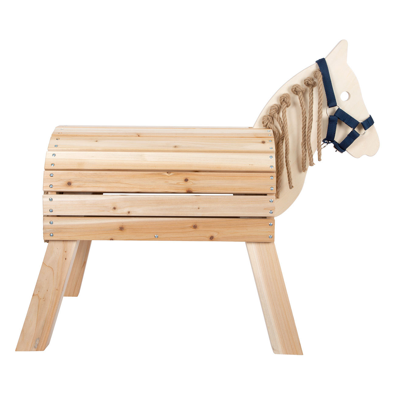 Holzpferch mit Lamellenbank und Seilmähne, mit blauer Trense.