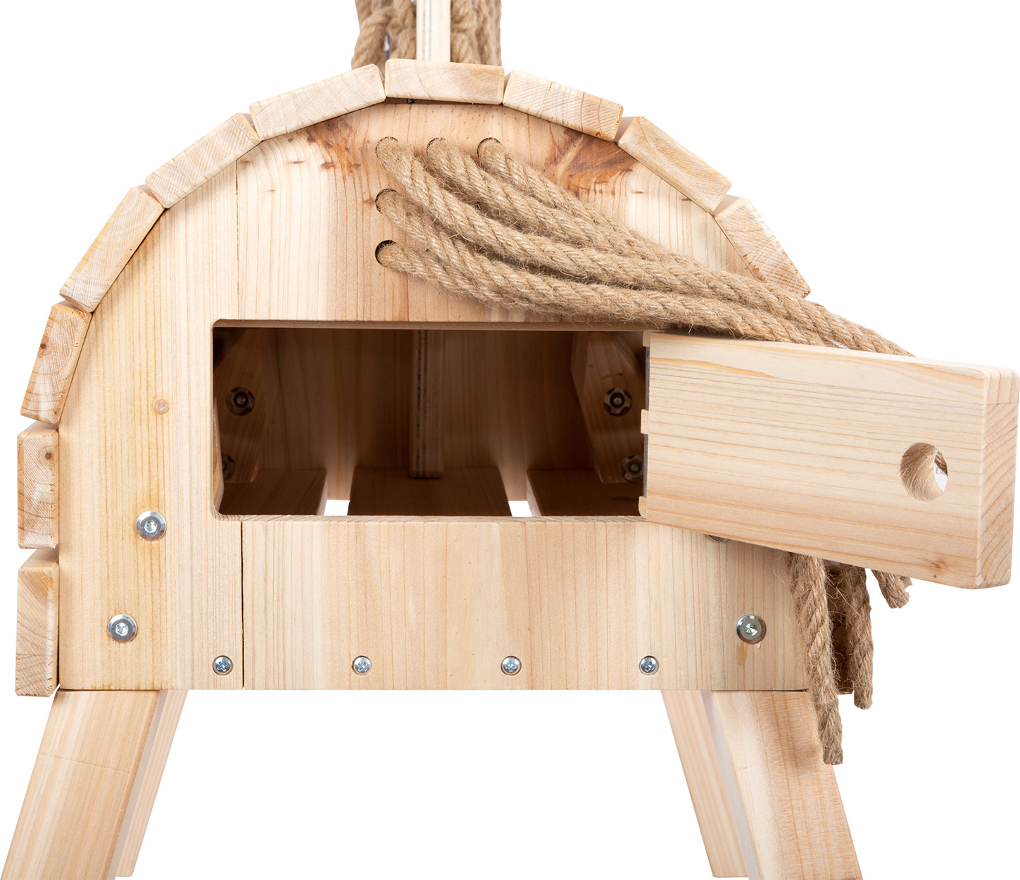 Holzpferdchen mit Seilen und offenem rechteckigem Ausschnitt. Weißer Hintergrund.