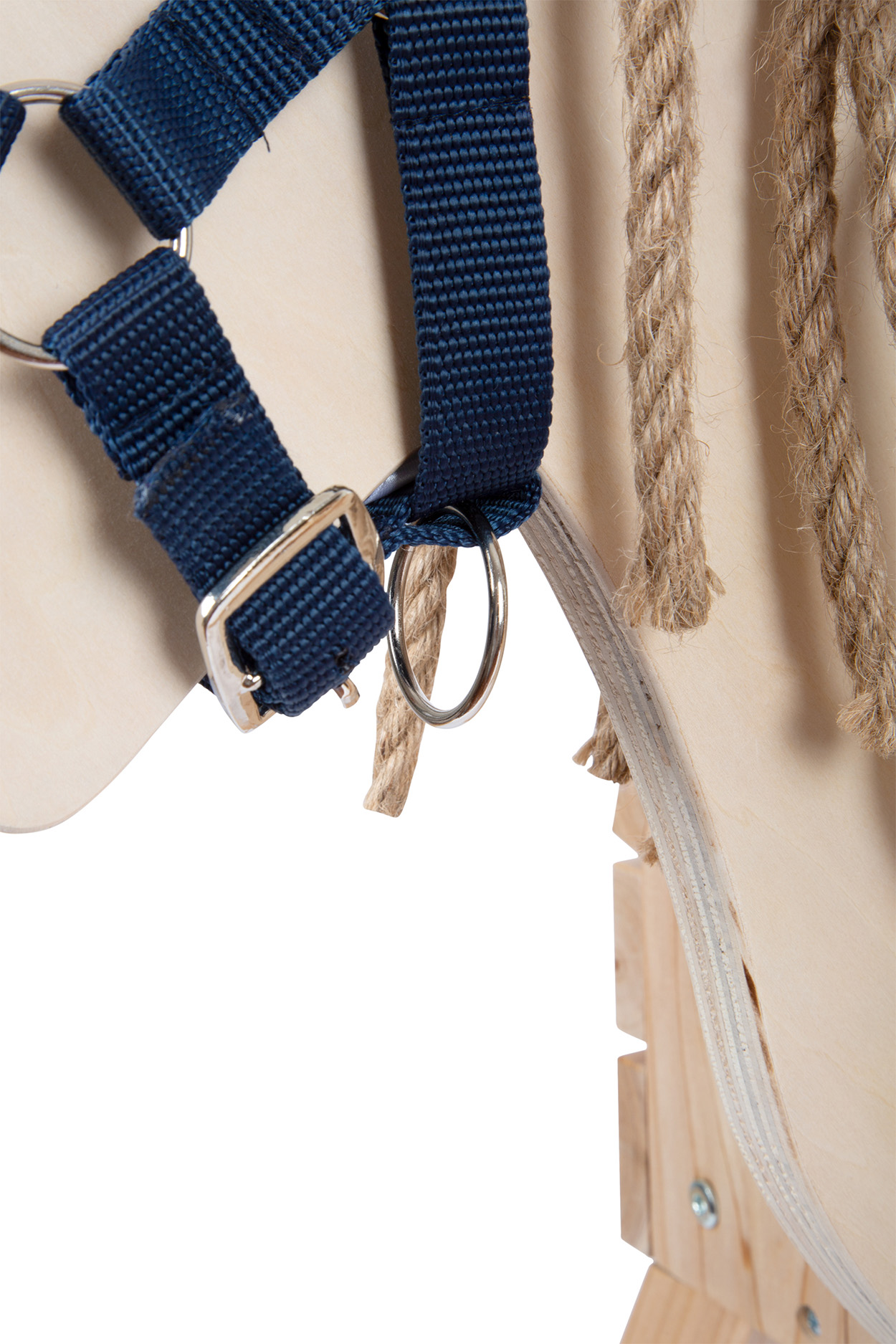 Nahaufnahme von blauen Gurten mit Metallringen und Seilen an einem Holzpferd.