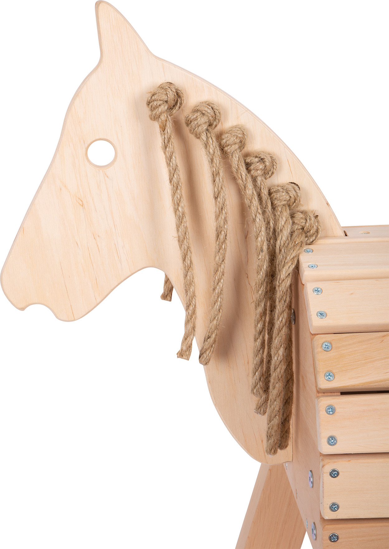 Holzpferd mit Seilmähne und einem Loch im Kopf.