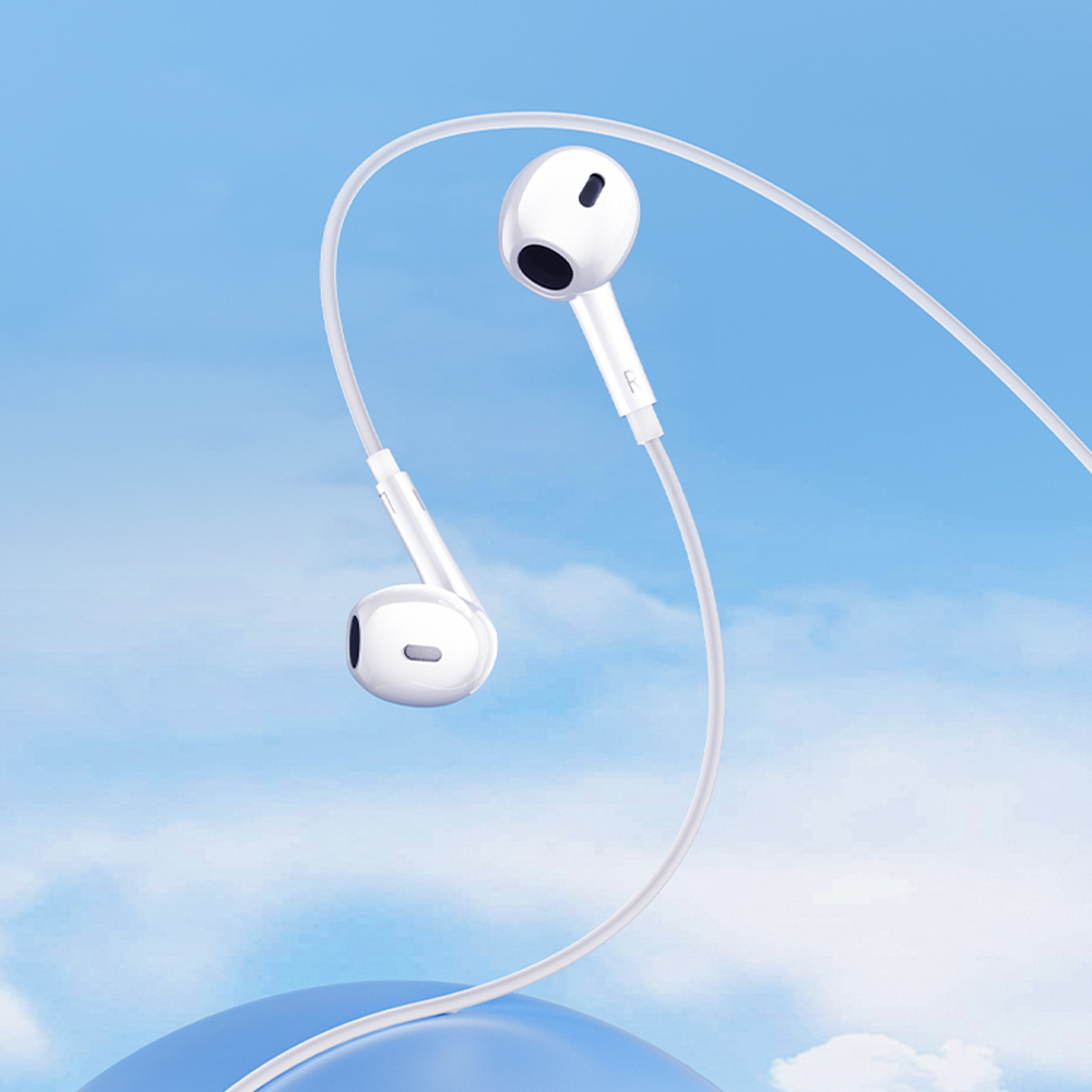 Weiße Ohrhörer mit Kabel vor einem blauen Himmel mit Wolken.