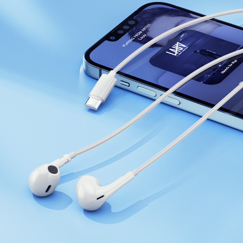 Weiße Kopfhörer mit Kabel und USB-C-Stecker auf einem blauen Hintergrund.
